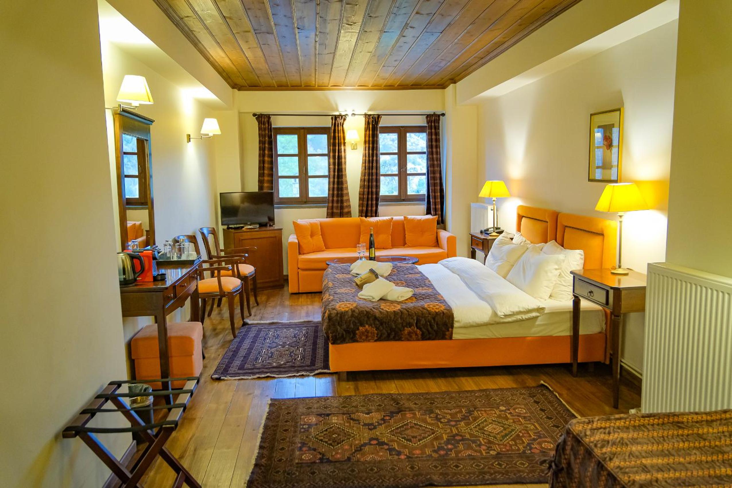 Deluxe Junior Suite - Photo 9