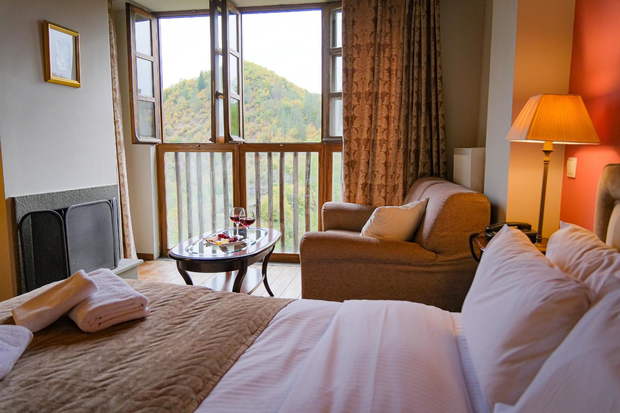 Suite with Mountain View - Photo 4