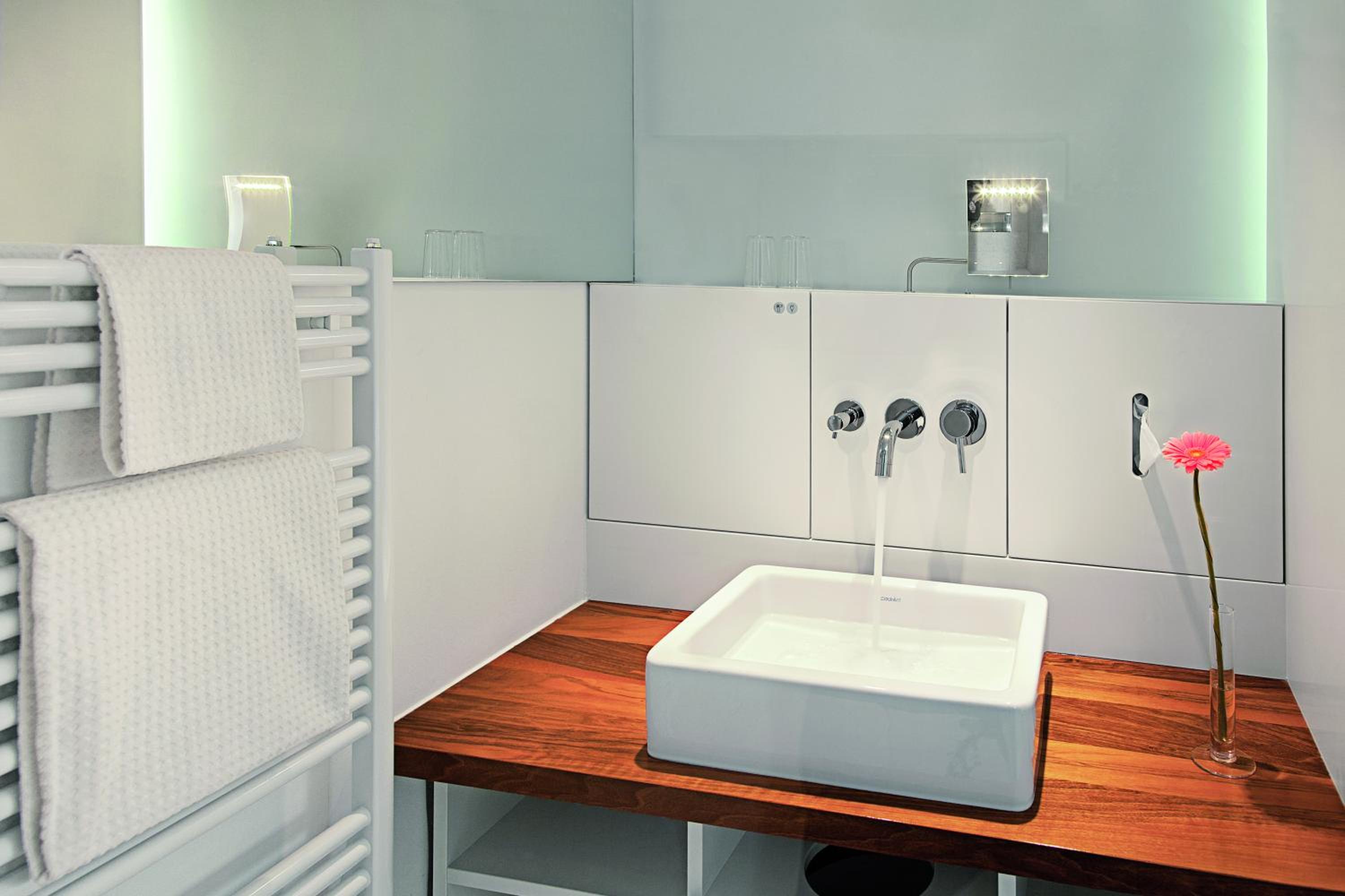 Comfort Queen Room with Courtyard and Shower - Photo 7