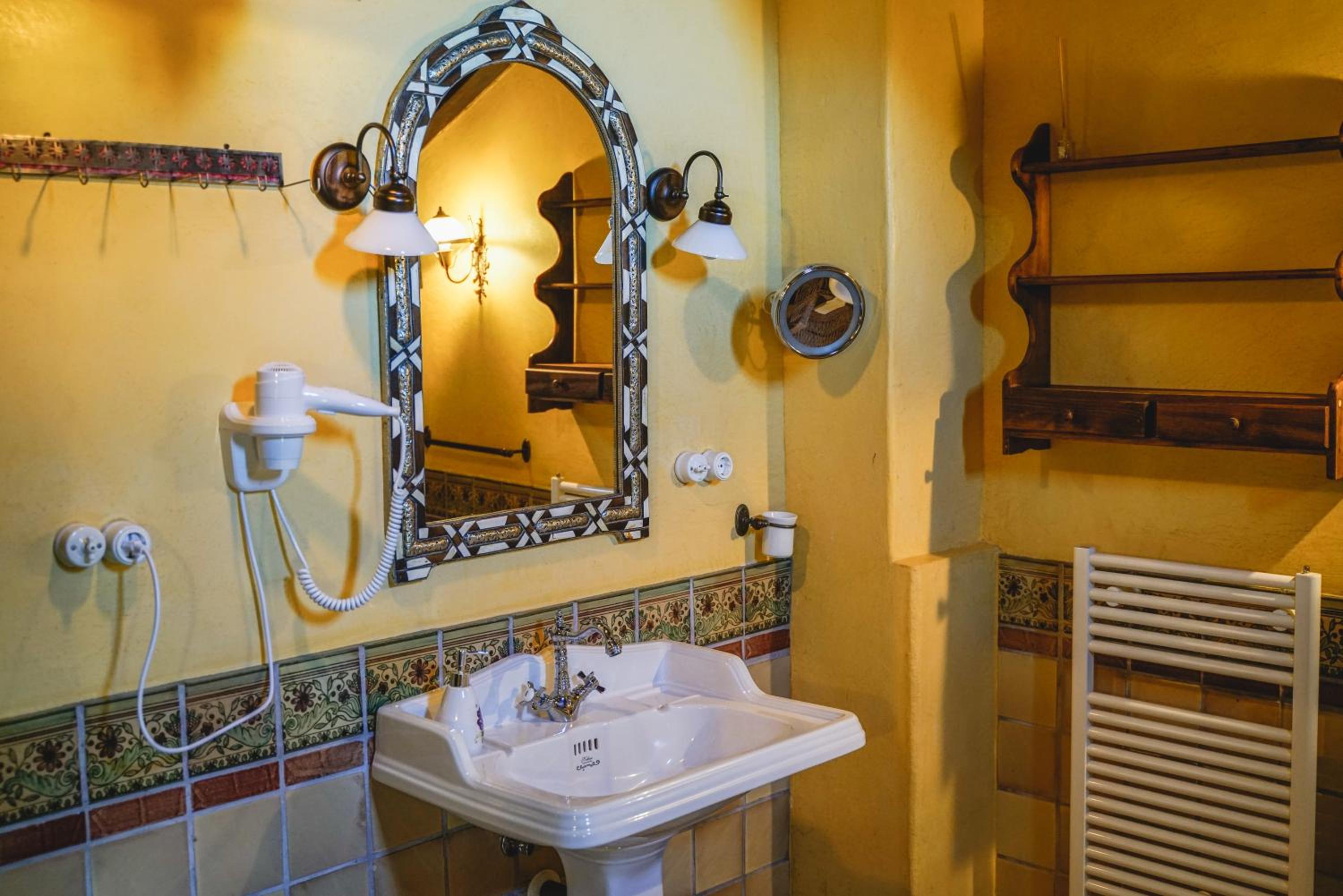 Deluxe Double or Twin Room - Photo 15