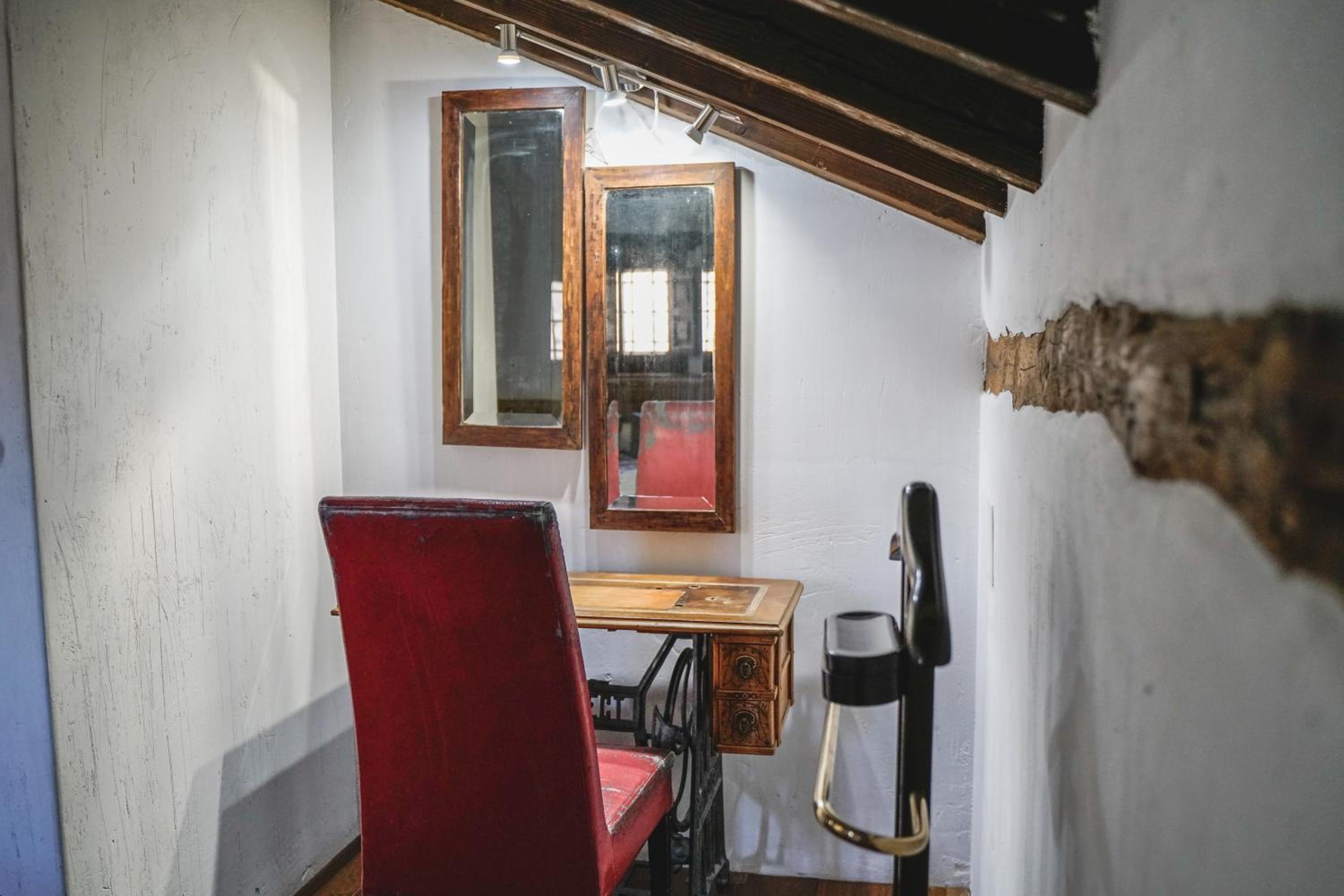 Deluxe Double Room with Balcony - Photo 5