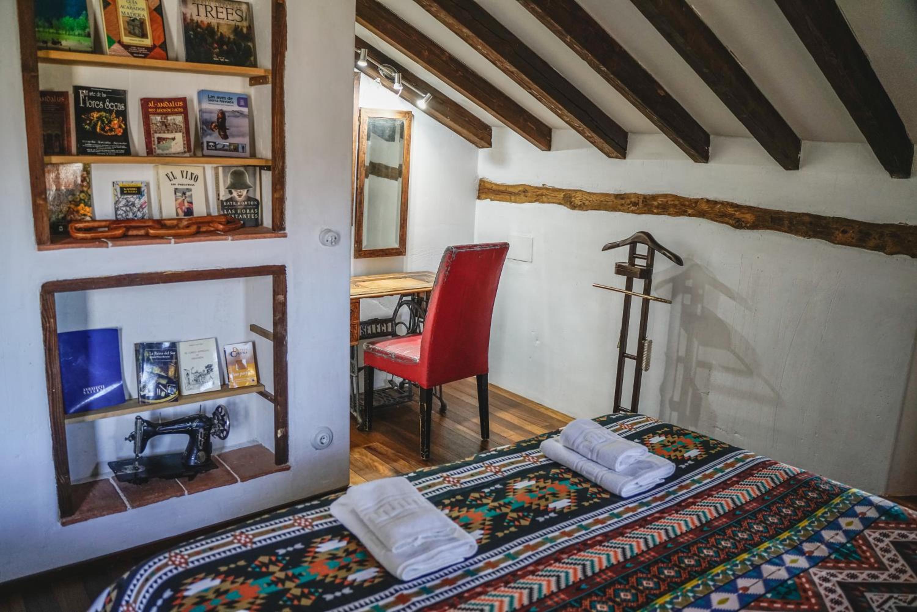 Deluxe Double Room with Balcony - Photo 4