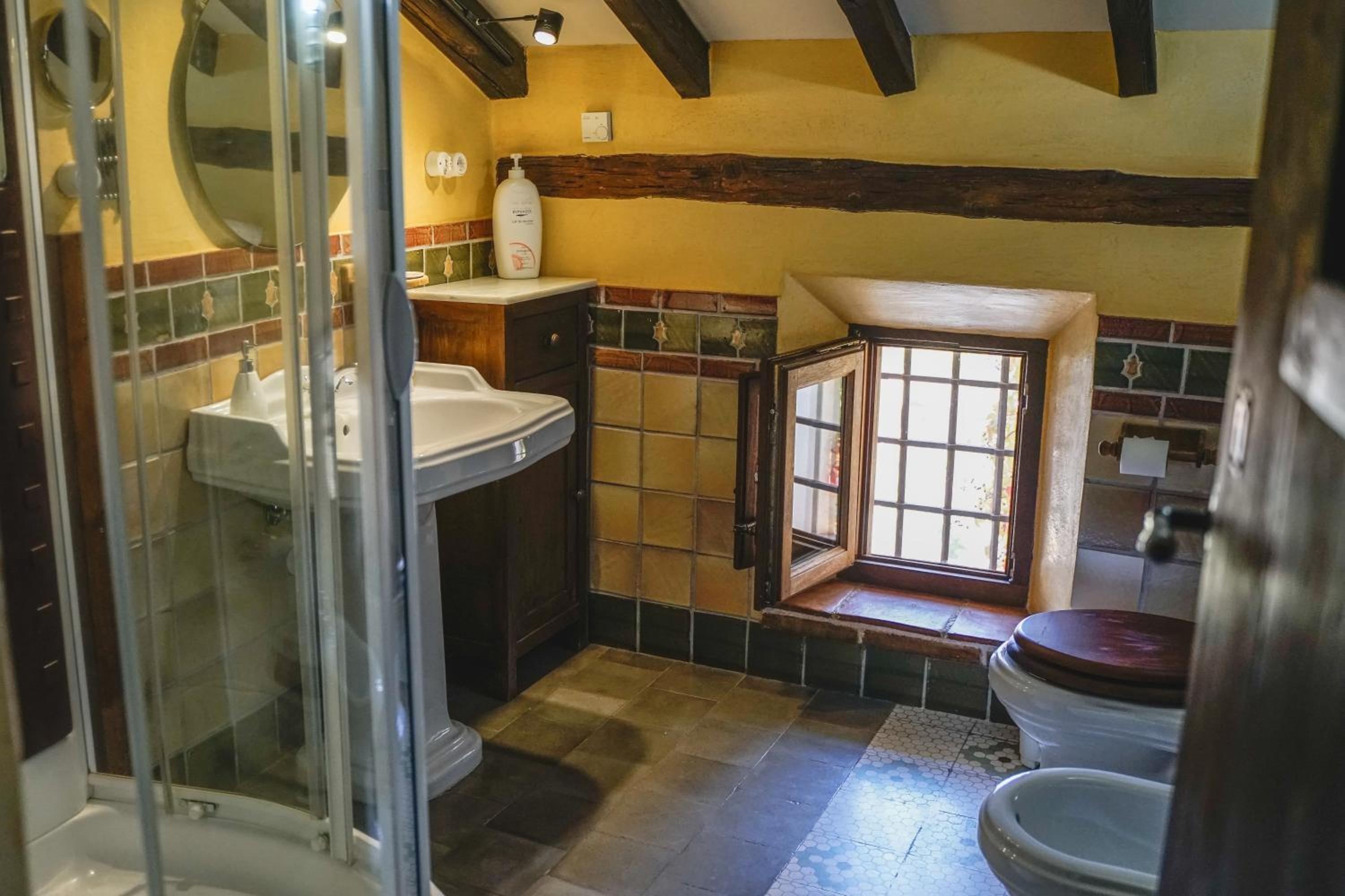 Deluxe Double Room with Balcony - Photo 13