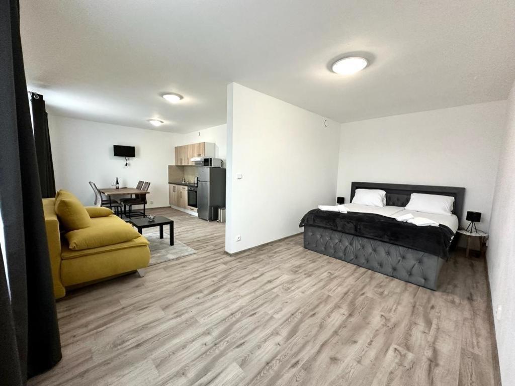 One-Bedroom Apartment photo 1