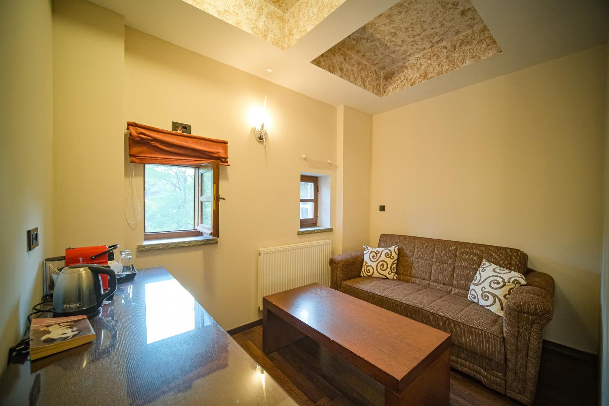 King Suite with Spa Bath - Photo 10