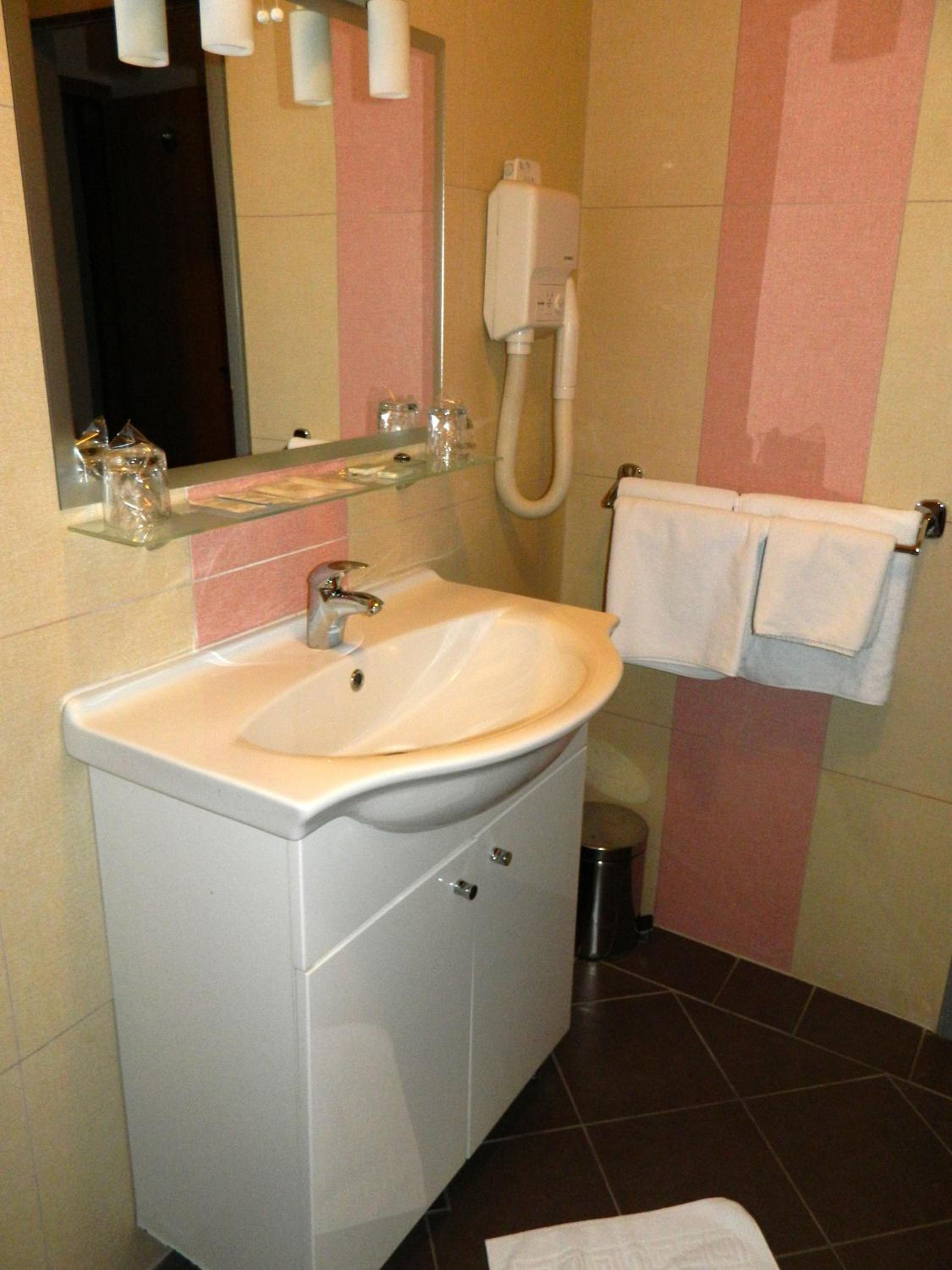 Twin Room with Balcony - Photo 2