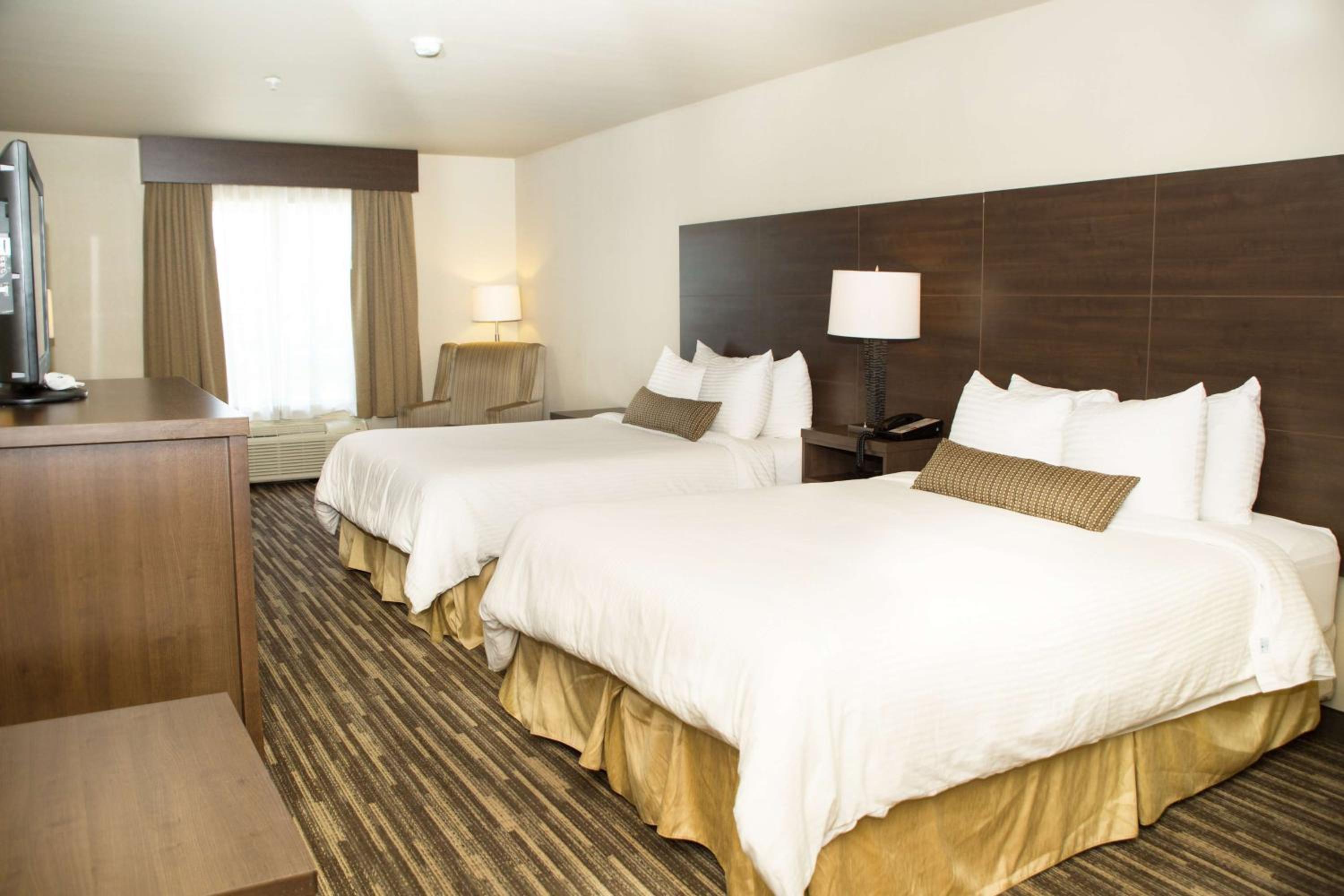 Business Class Queen Room with Two Queen Beds - Photo 1