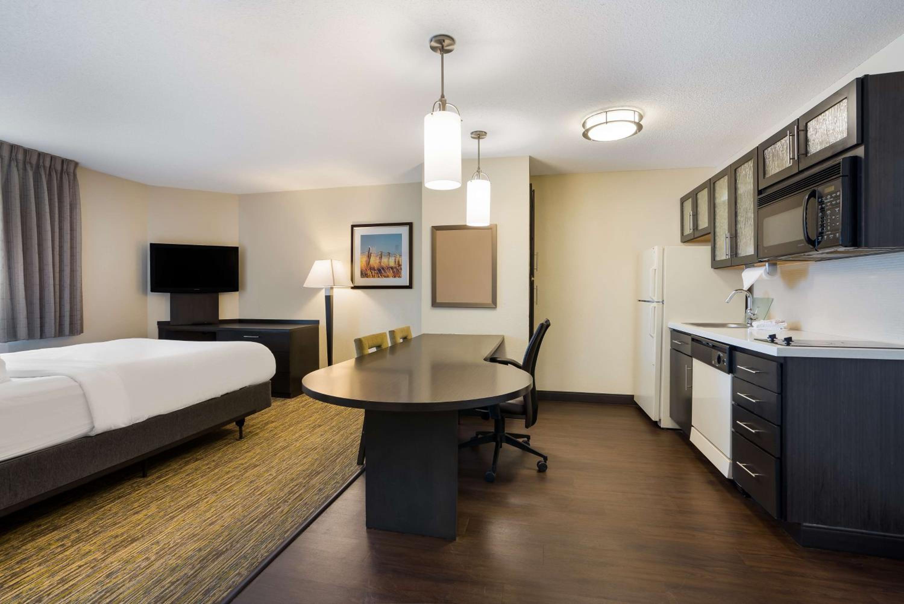 One-Bedroom Two Queen Suite - Photo 3