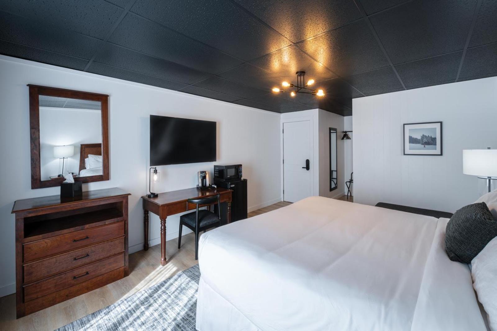 Deluxe King Room - Photo 2