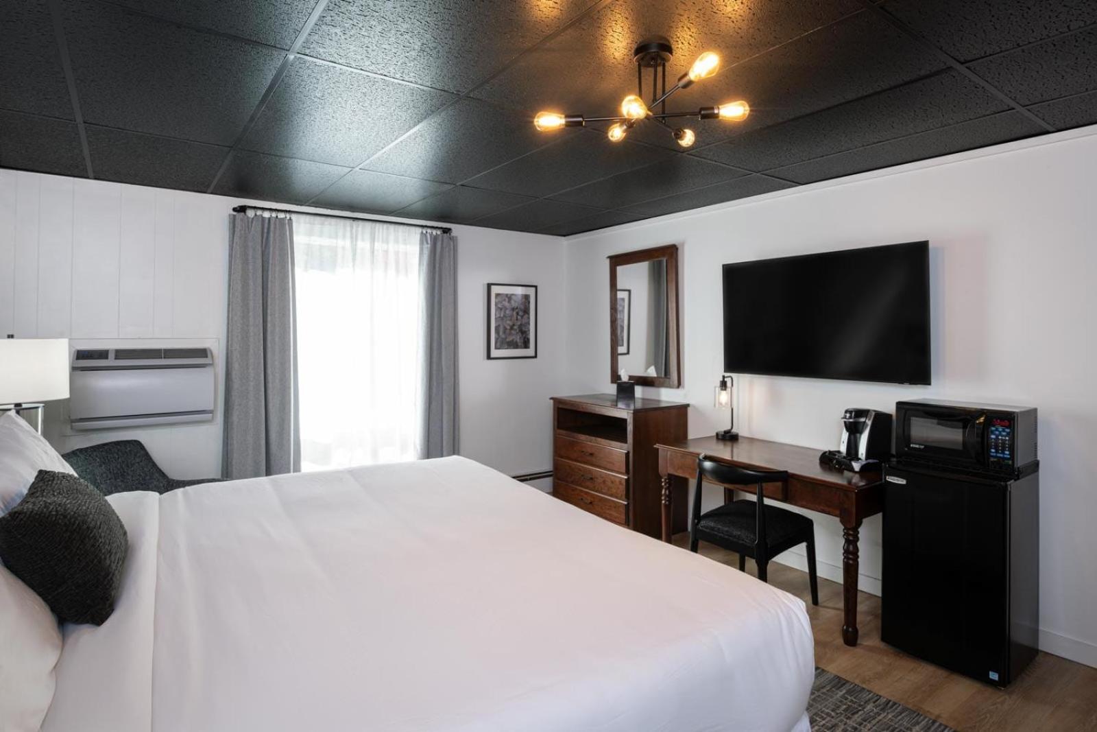Deluxe King Room - Photo 1