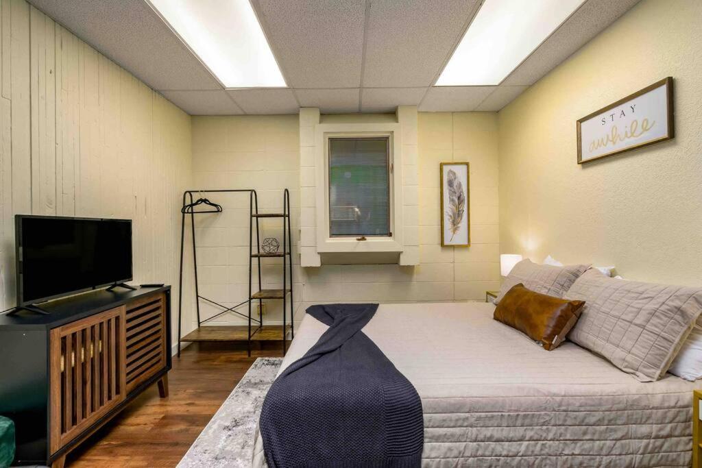 Three-Bedroom House photo 3