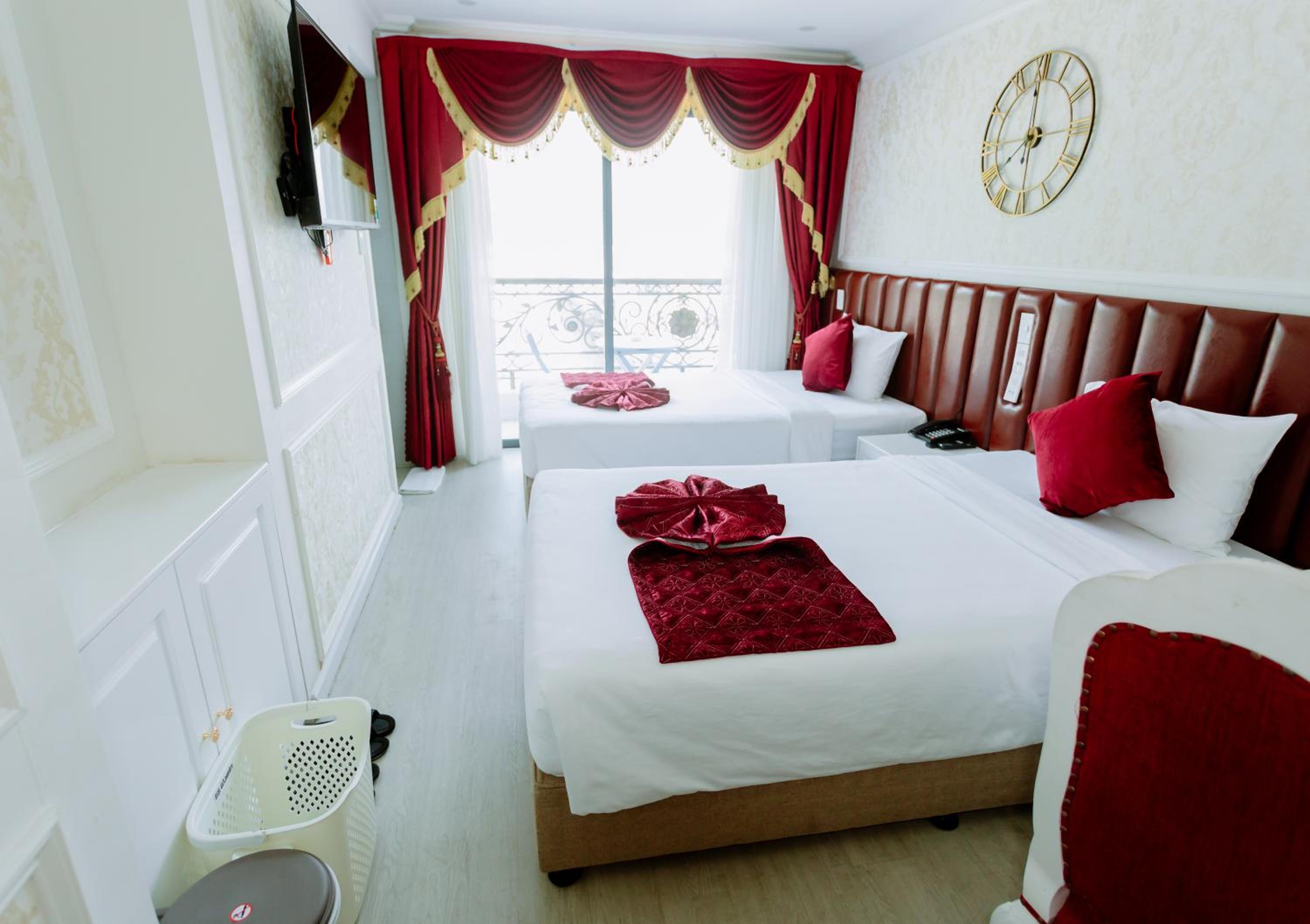 Superior Twin Room with City View - Photo 1