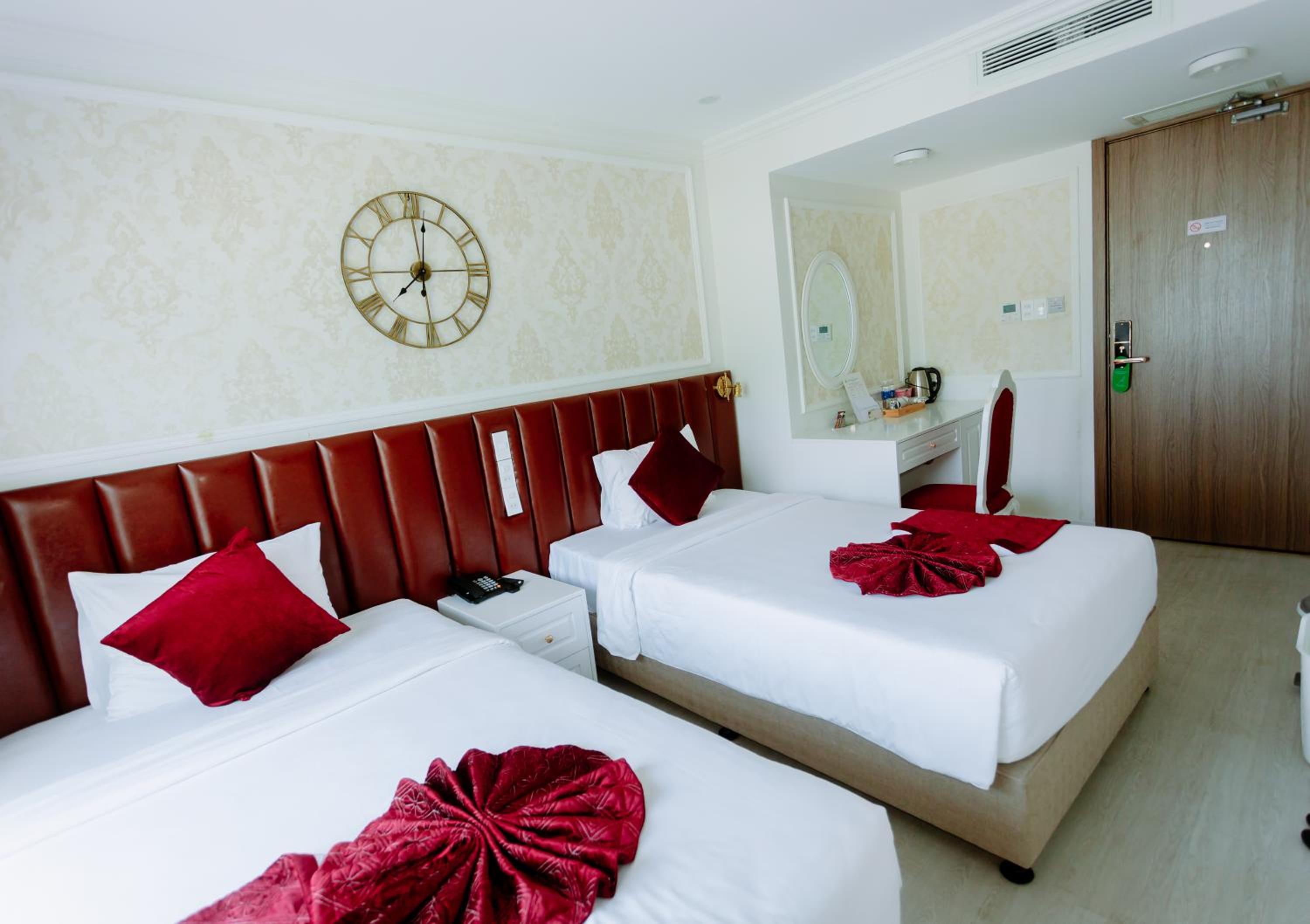Superior Twin Room with City View - Photo 3