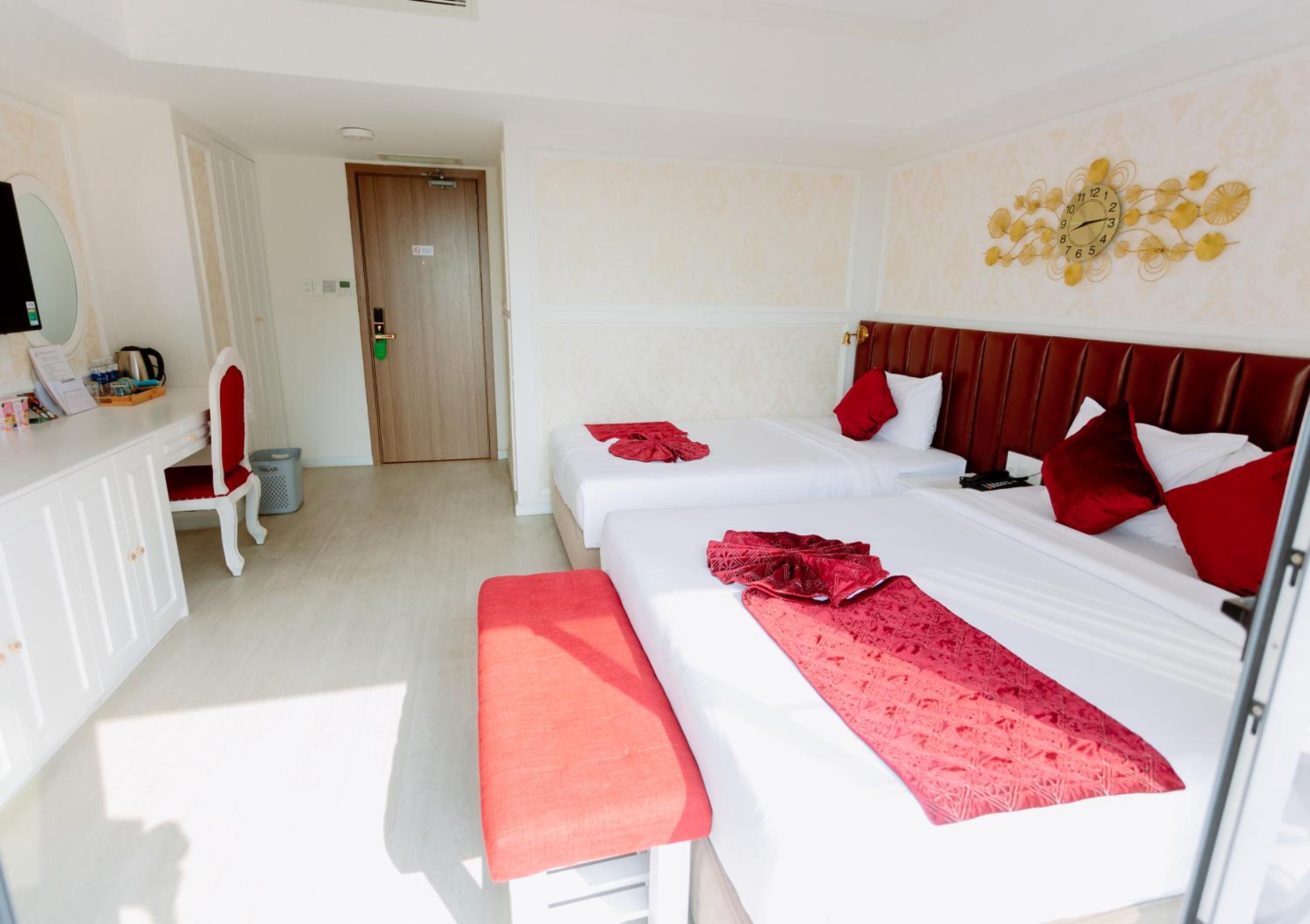 Deluxe Triple Room with Sea View - Photo 1