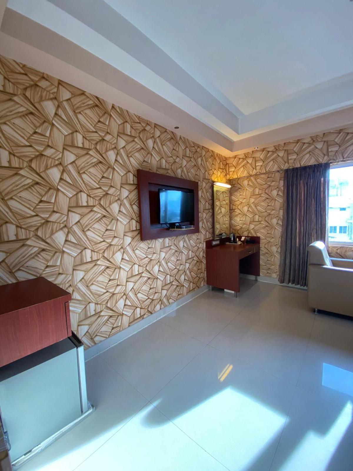 Deluxe King Suite photo 3