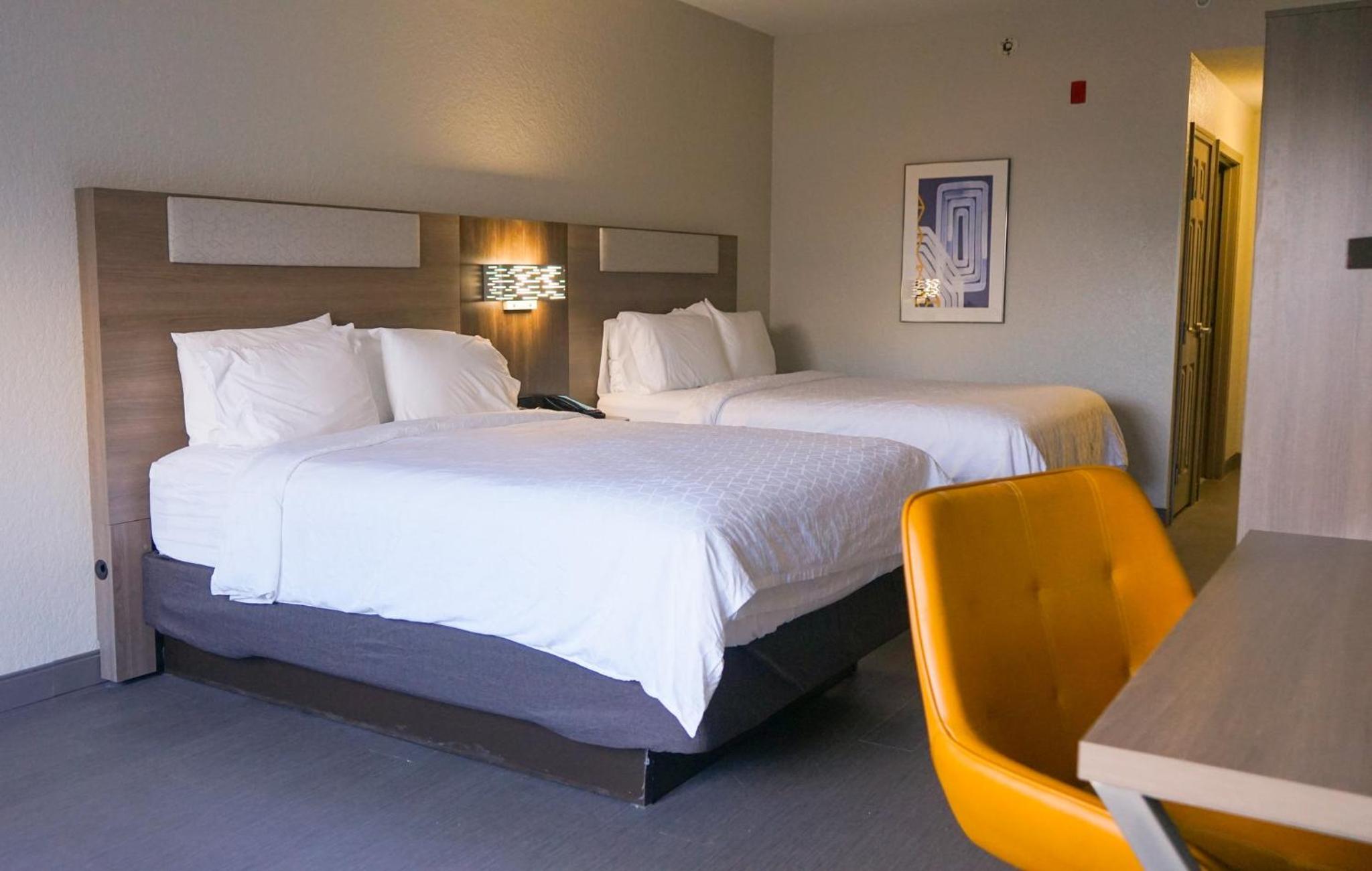 Standard Room with Two Queen Beds - Photo 5