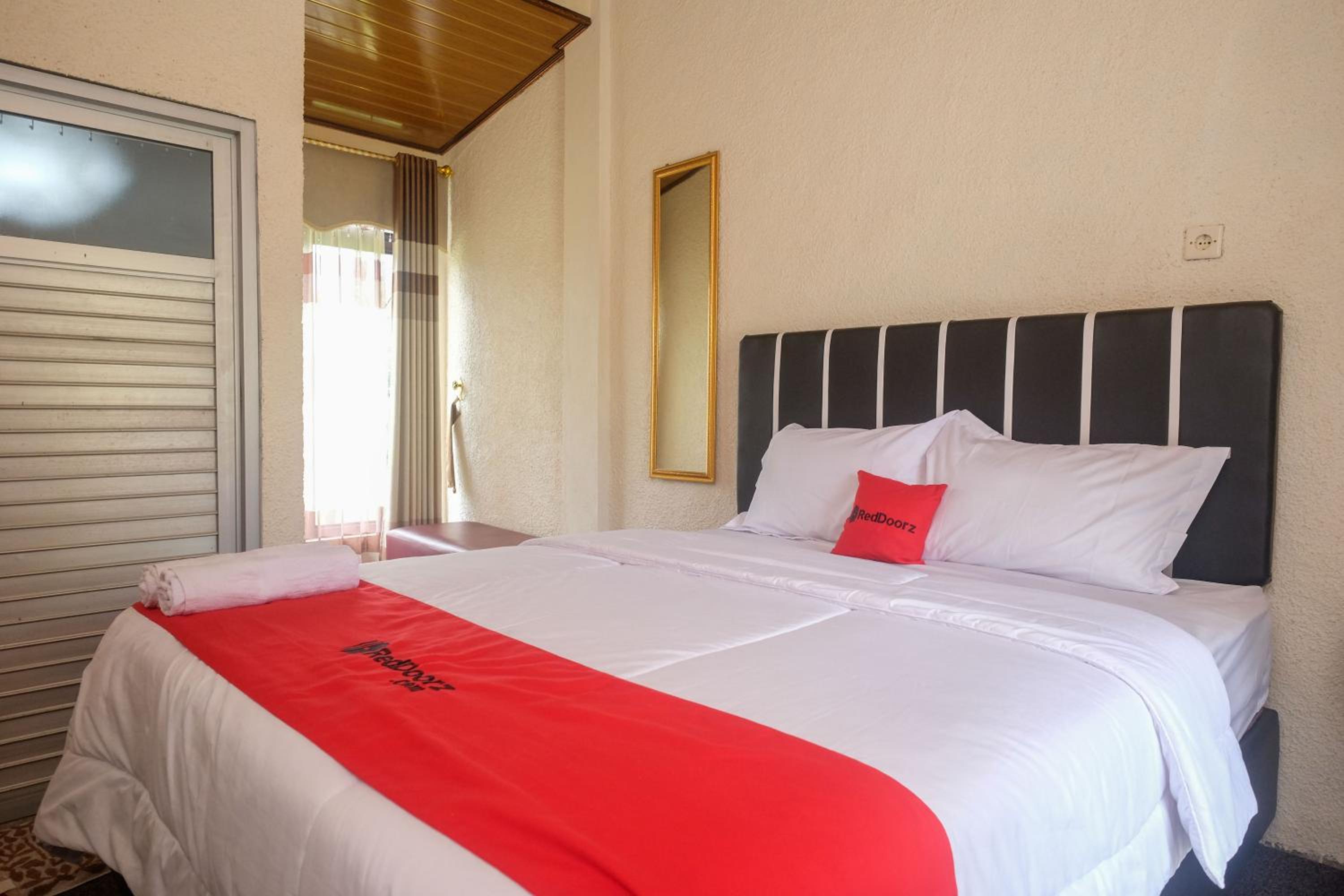 Deluxe Double Room - Photo 11