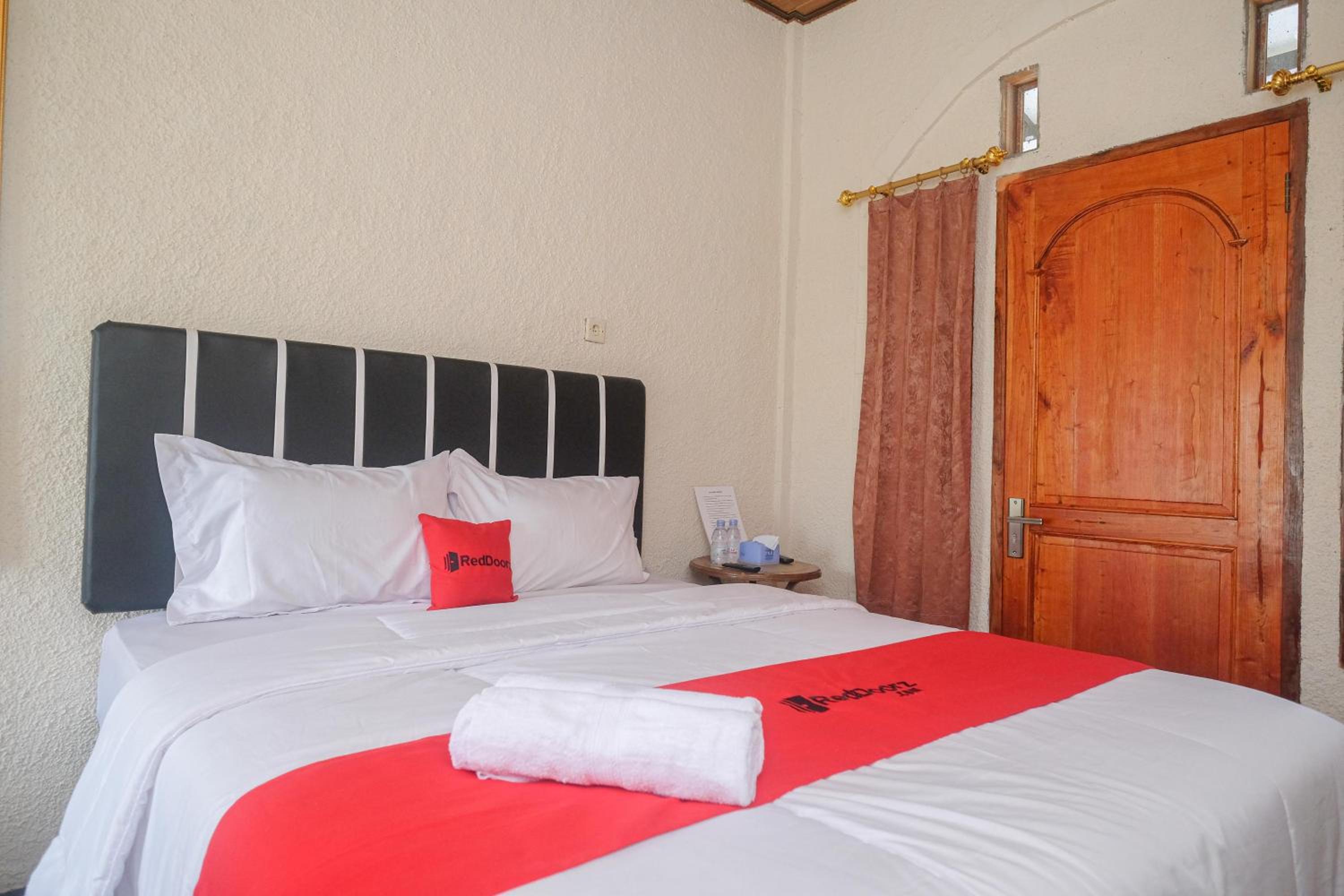 Deluxe Double Room - Photo 13