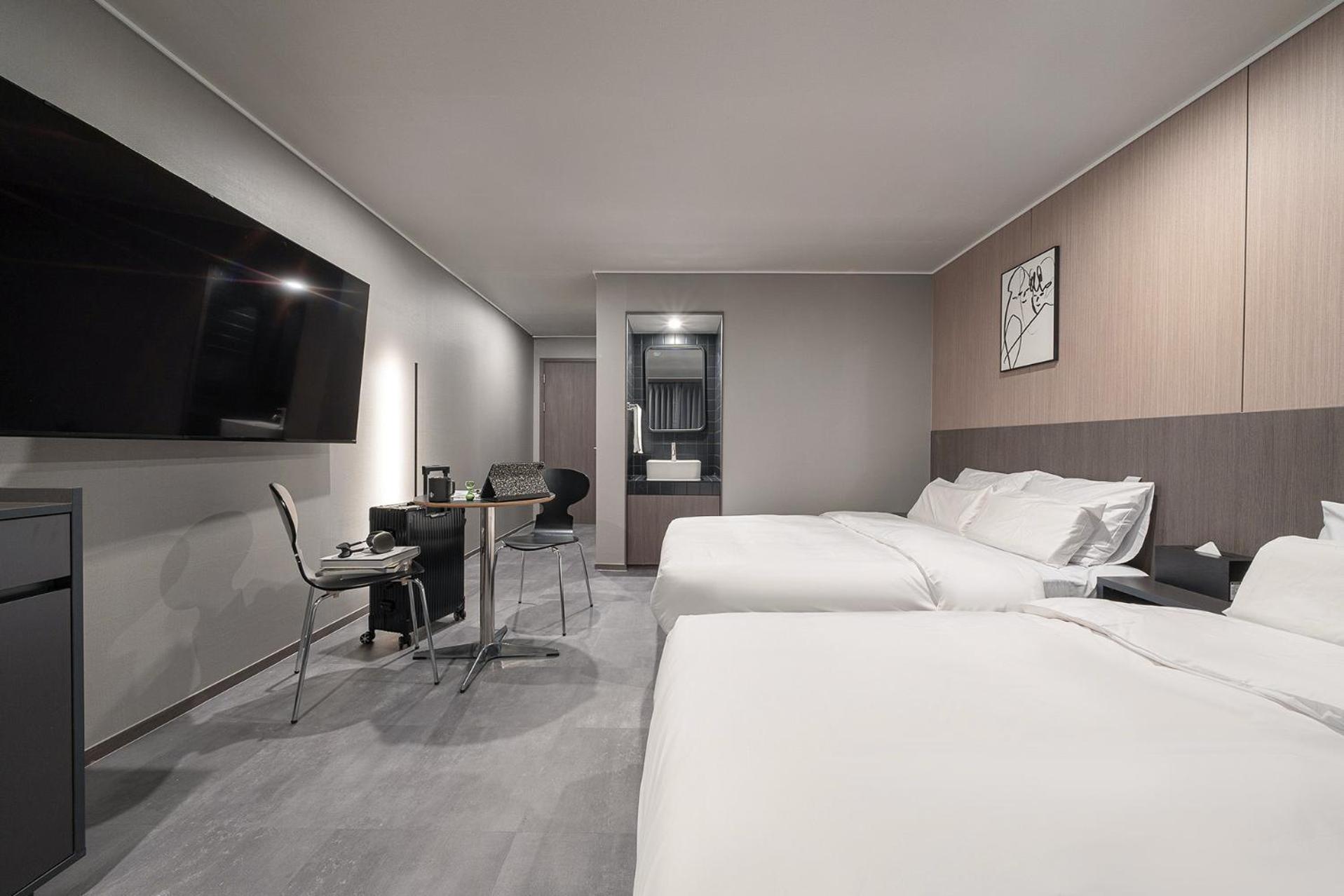 Standard Twin Room - Photo 1