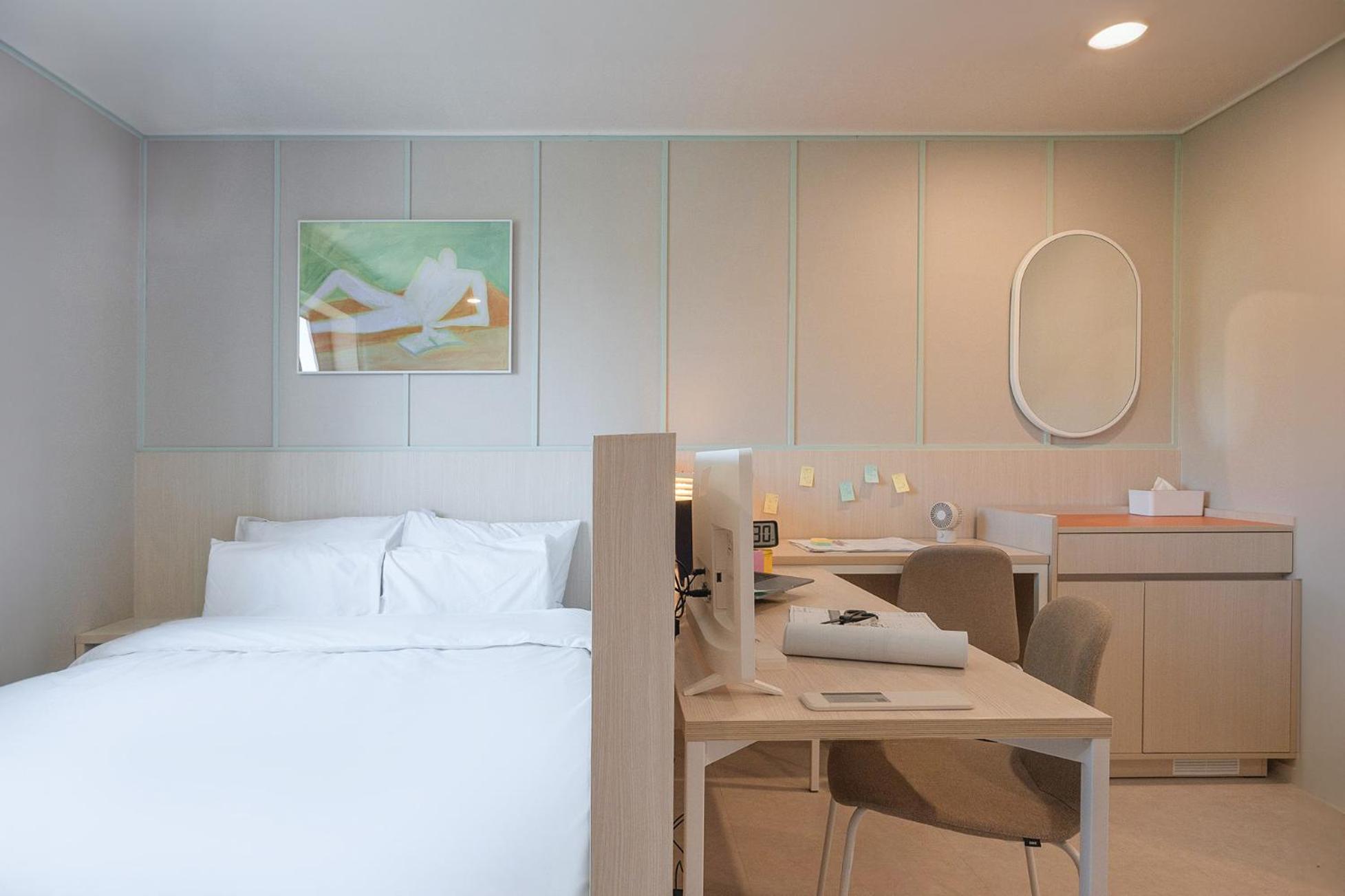 Deluxe Double Room with Bartable - Photo 18