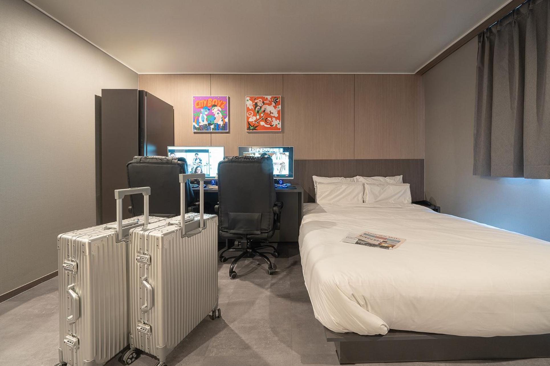 Suite with 2 Computers - Photo 1