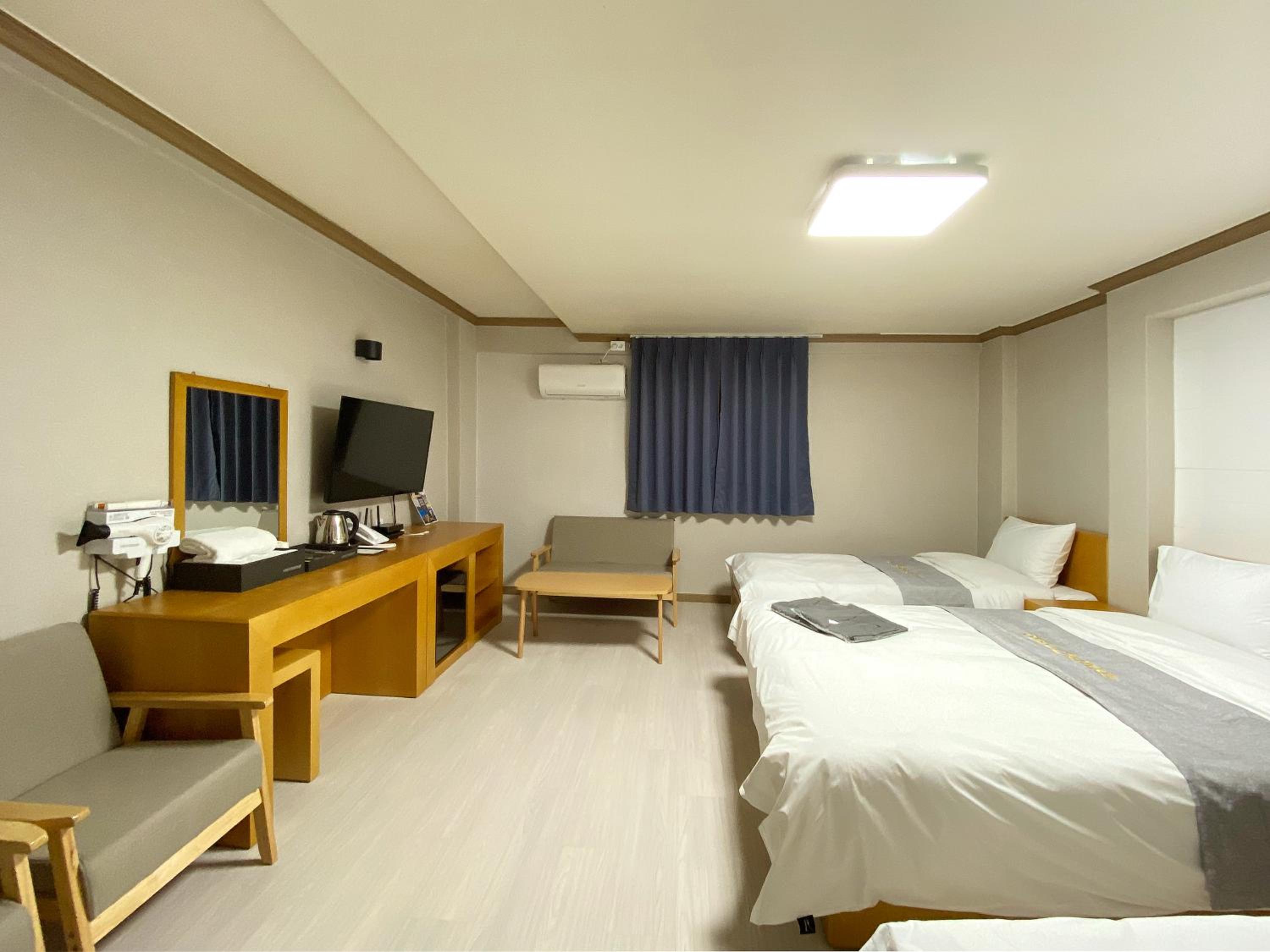 Superior Triple Room photo 2