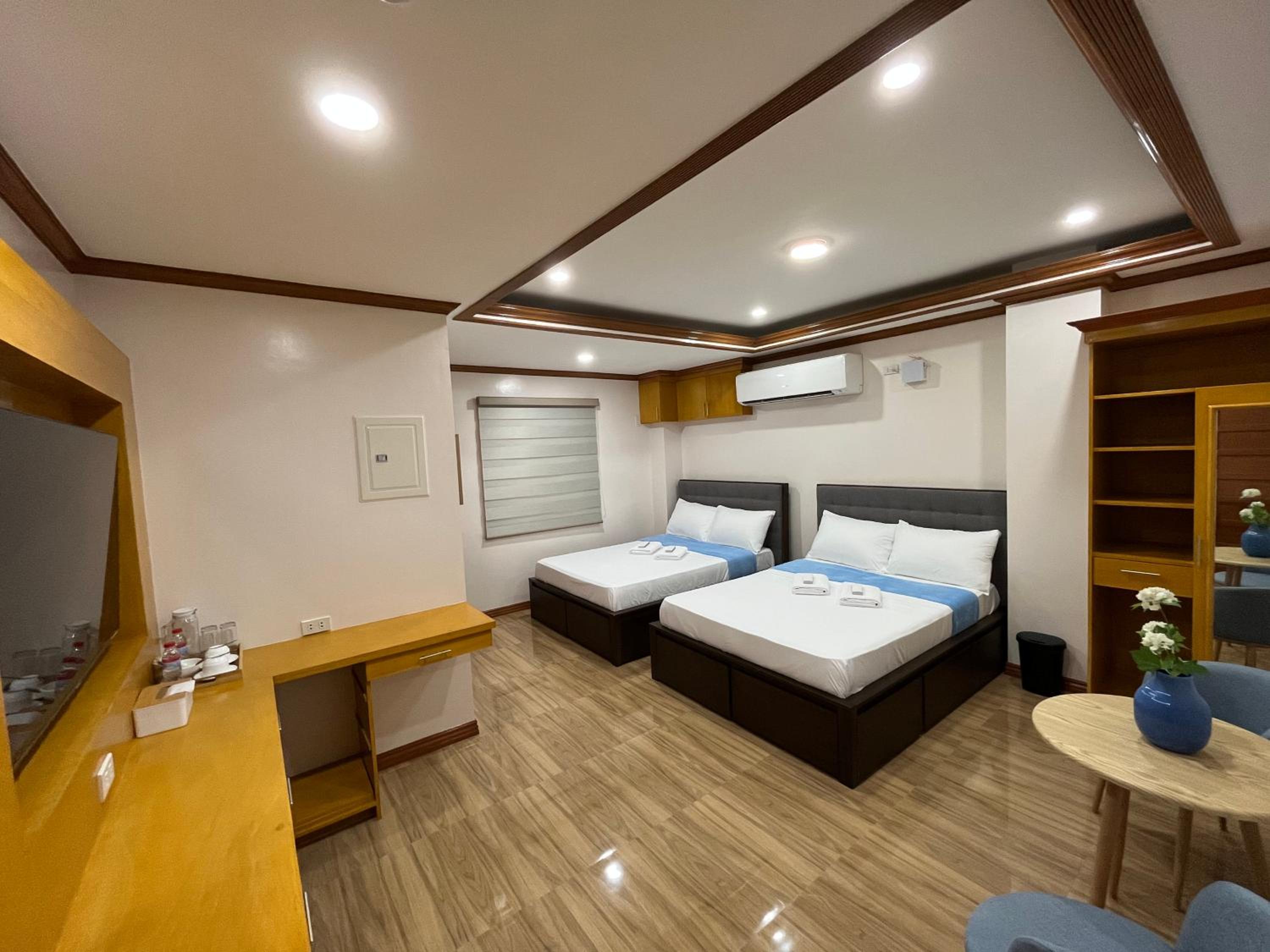 Family Room with Private Bathroom photo 3