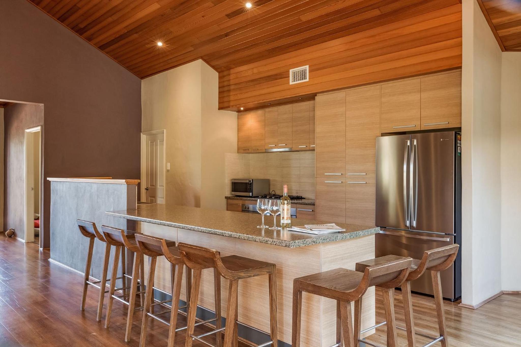 Six-Bedroom House photo 2