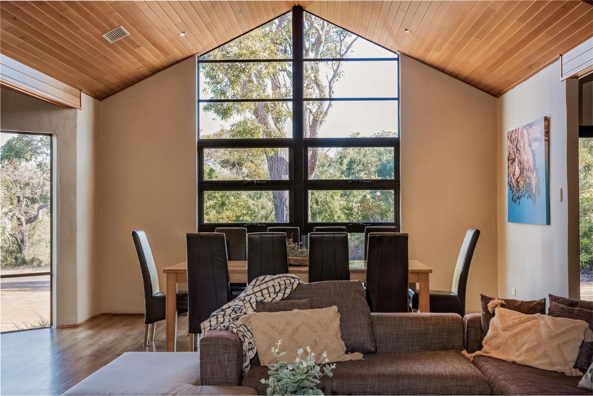 Six-Bedroom House photo 1