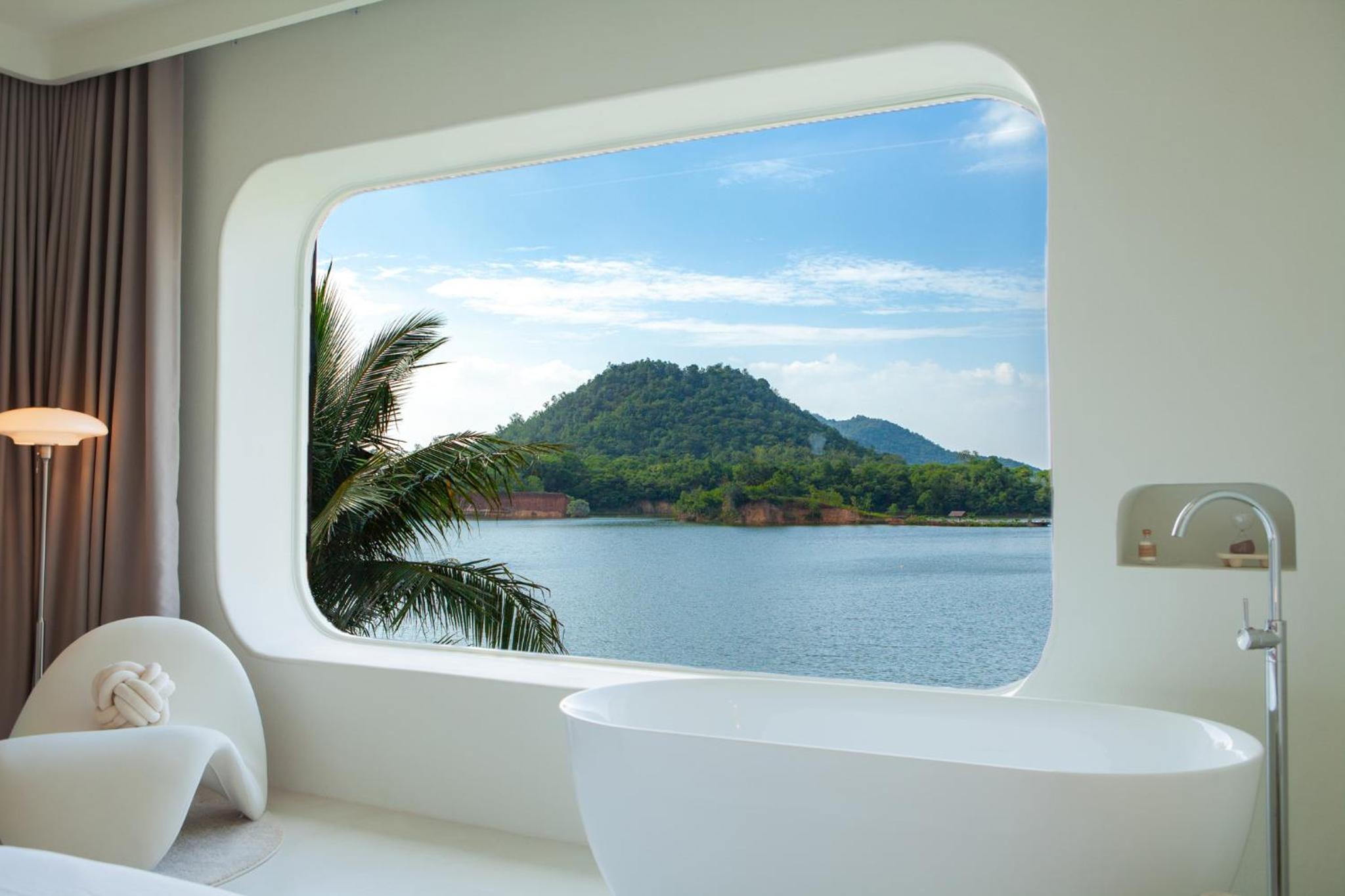 Suite with Lake View photo 2