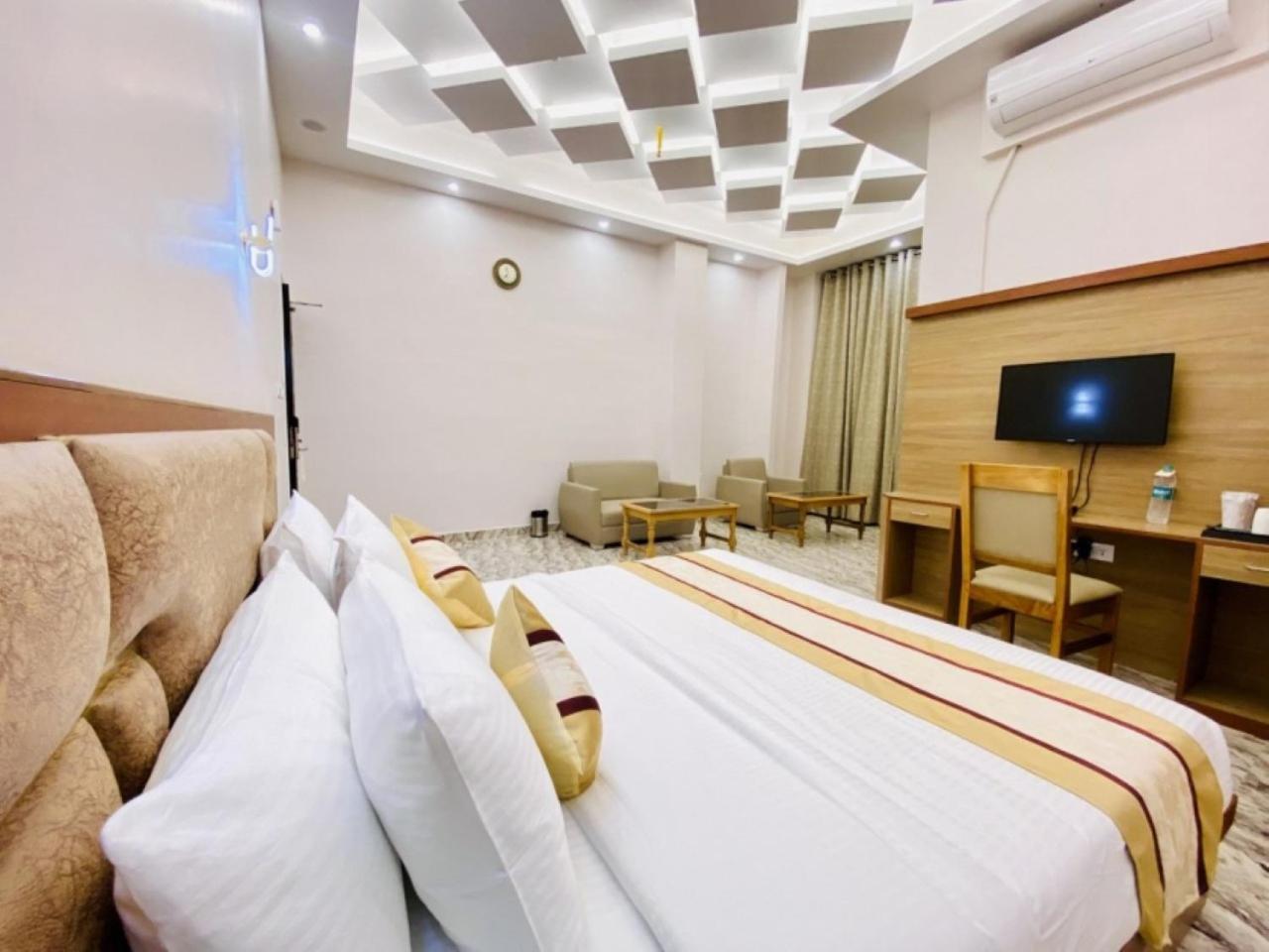 Deluxe King Room photo 1