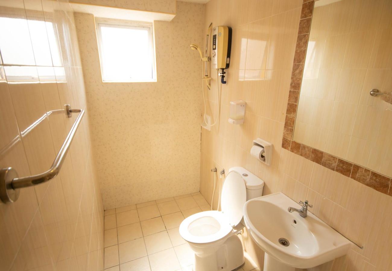 Deluxe with Window - Photo 4