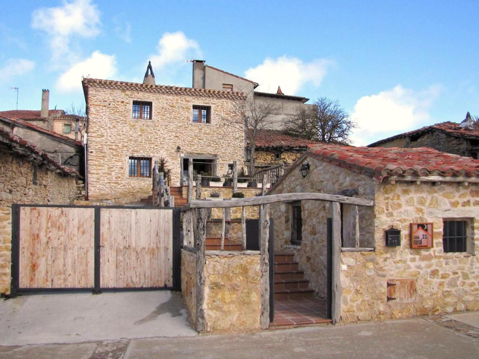 Five-Bedroom House photo 2