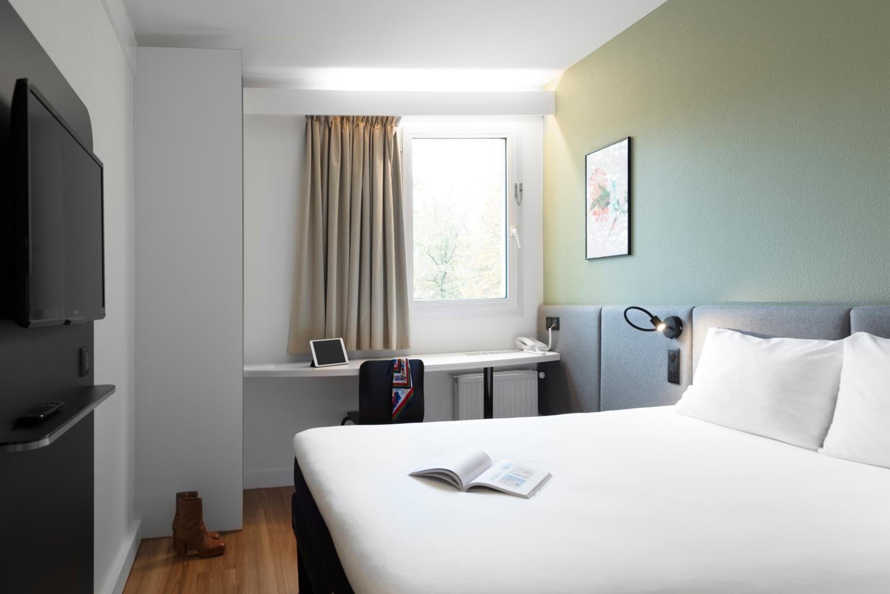 Standard Room with Double Bed and Twin Beds photo 2