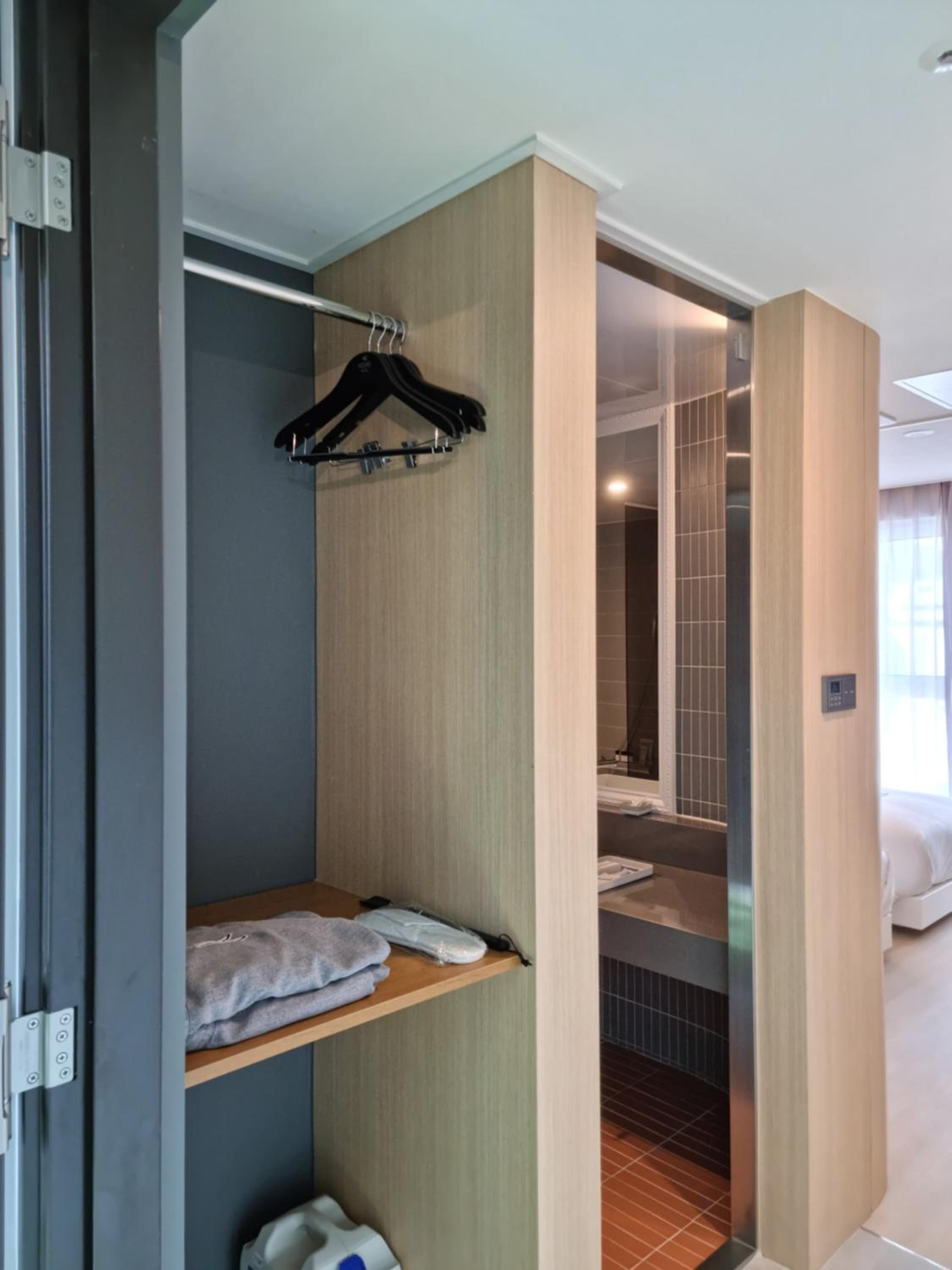 Standard Twin Room with Free access to Rooftop pool - Photo 3