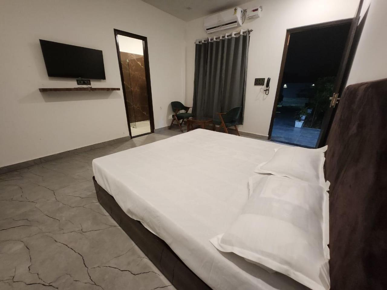 Deluxe Room (2 Adults + 1 Child) photo 1