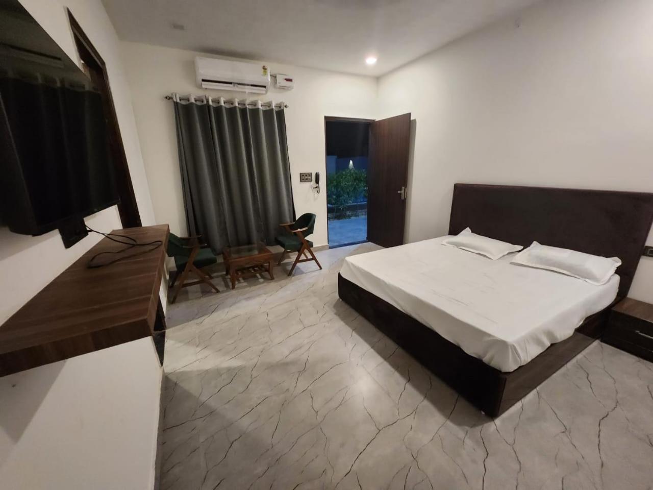 Deluxe Room (2 Adults + 1 Child) photo 3