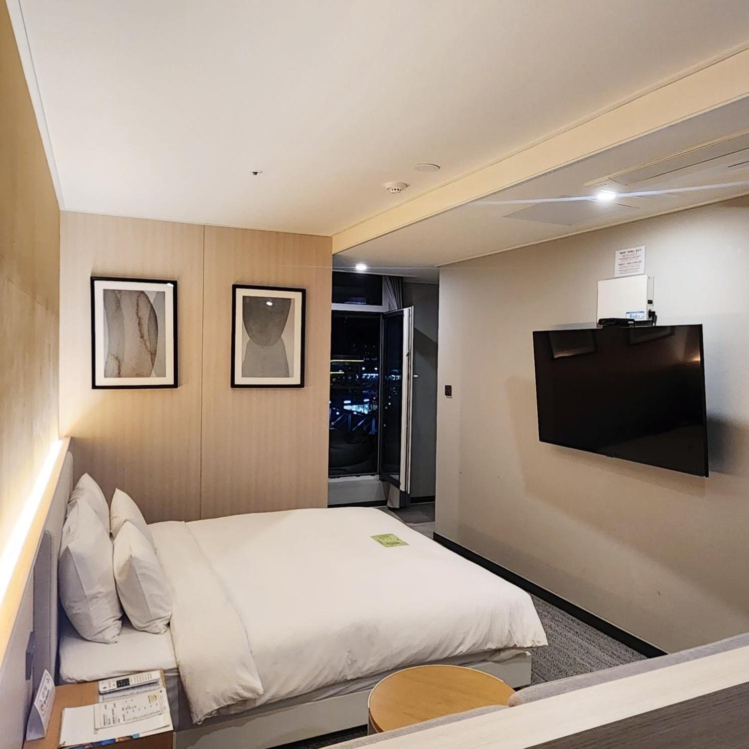 Deluxe Double Room with Balcony with Free access to Rooftop pool - Photo 20