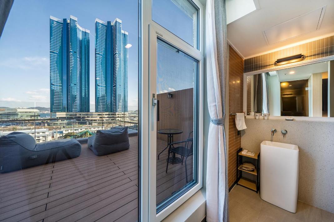 Deluxe Double Room with Balcony with Free access to Rooftop pool - Photo 17