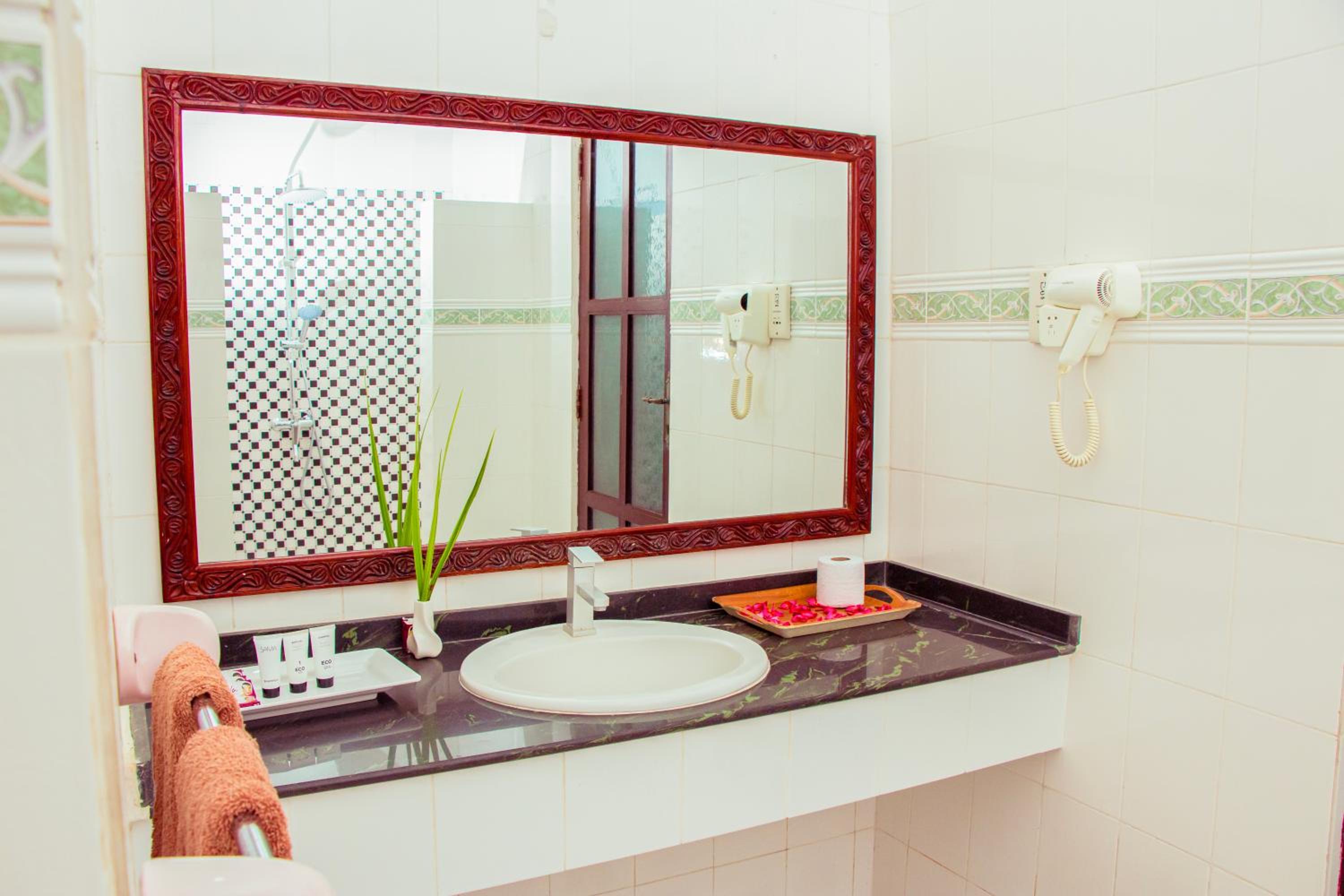 Standard Double Room - Photo 19