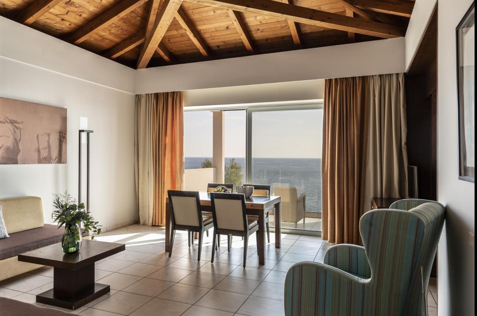 Suite Sea View with Indoor Jacuzzi - Photo 7