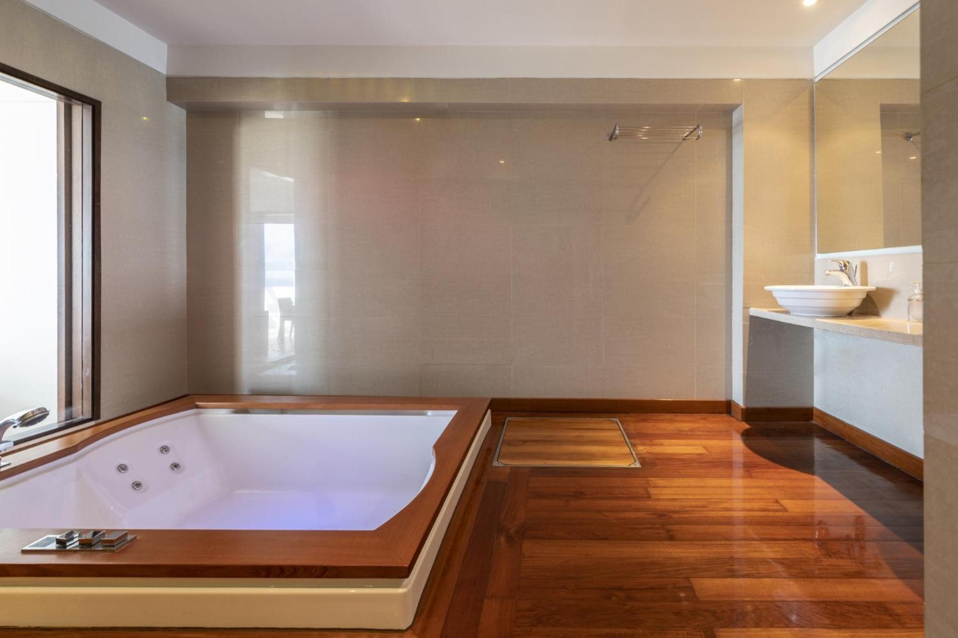Suite Sea View with Indoor Jacuzzi - Photo 2