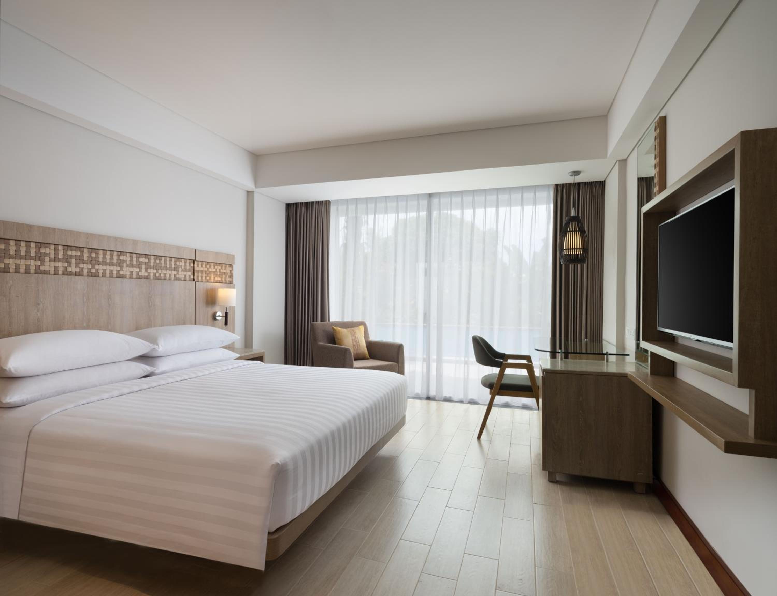 Deluxe King Room with Pool View and Free Shuttle Service to Double-Six Beach photo 2