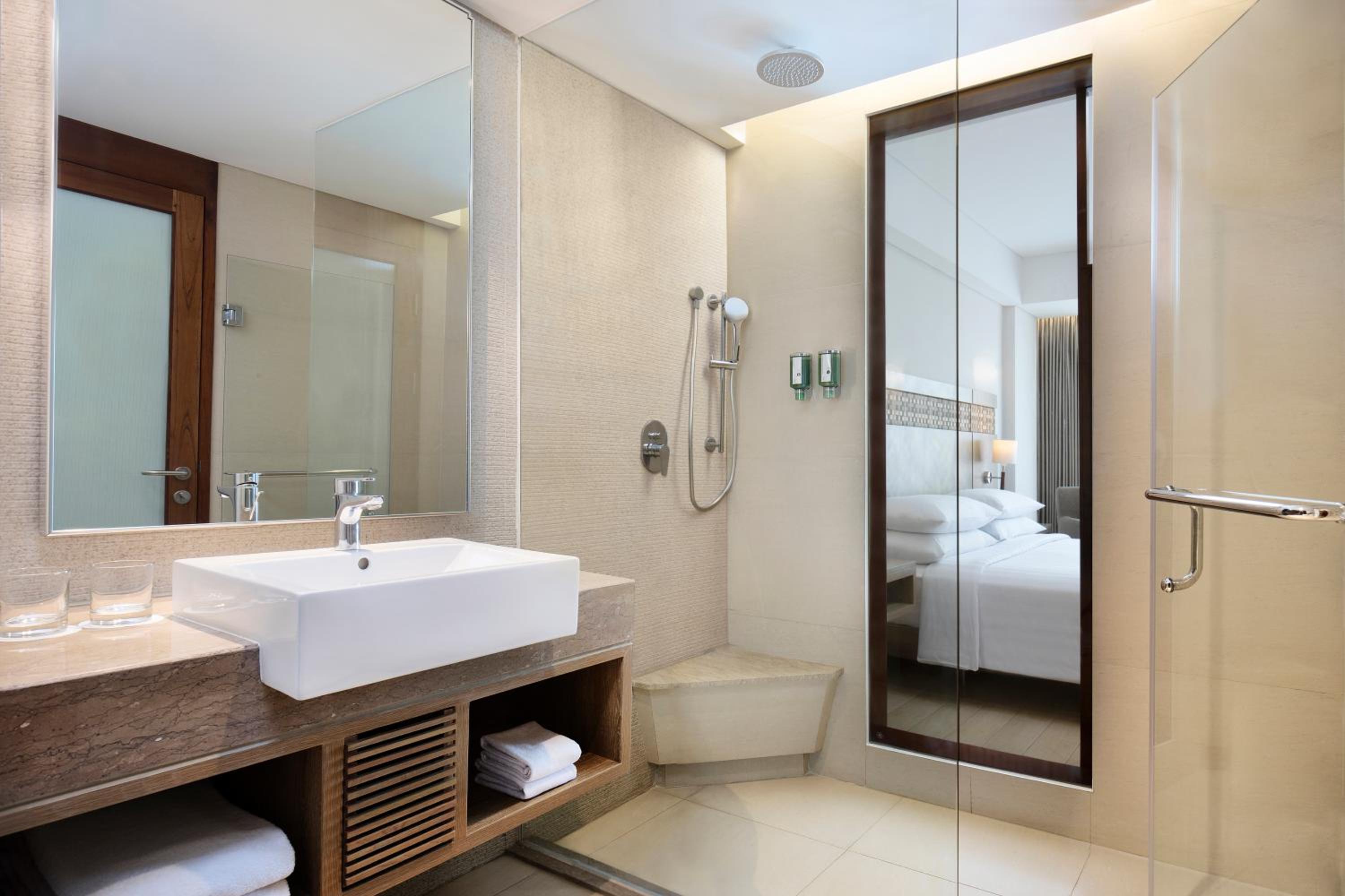 One Bedroom Junior Suite with King Bed and Pool view with Free Shuttle Service to Double-Six Beach  photo 2