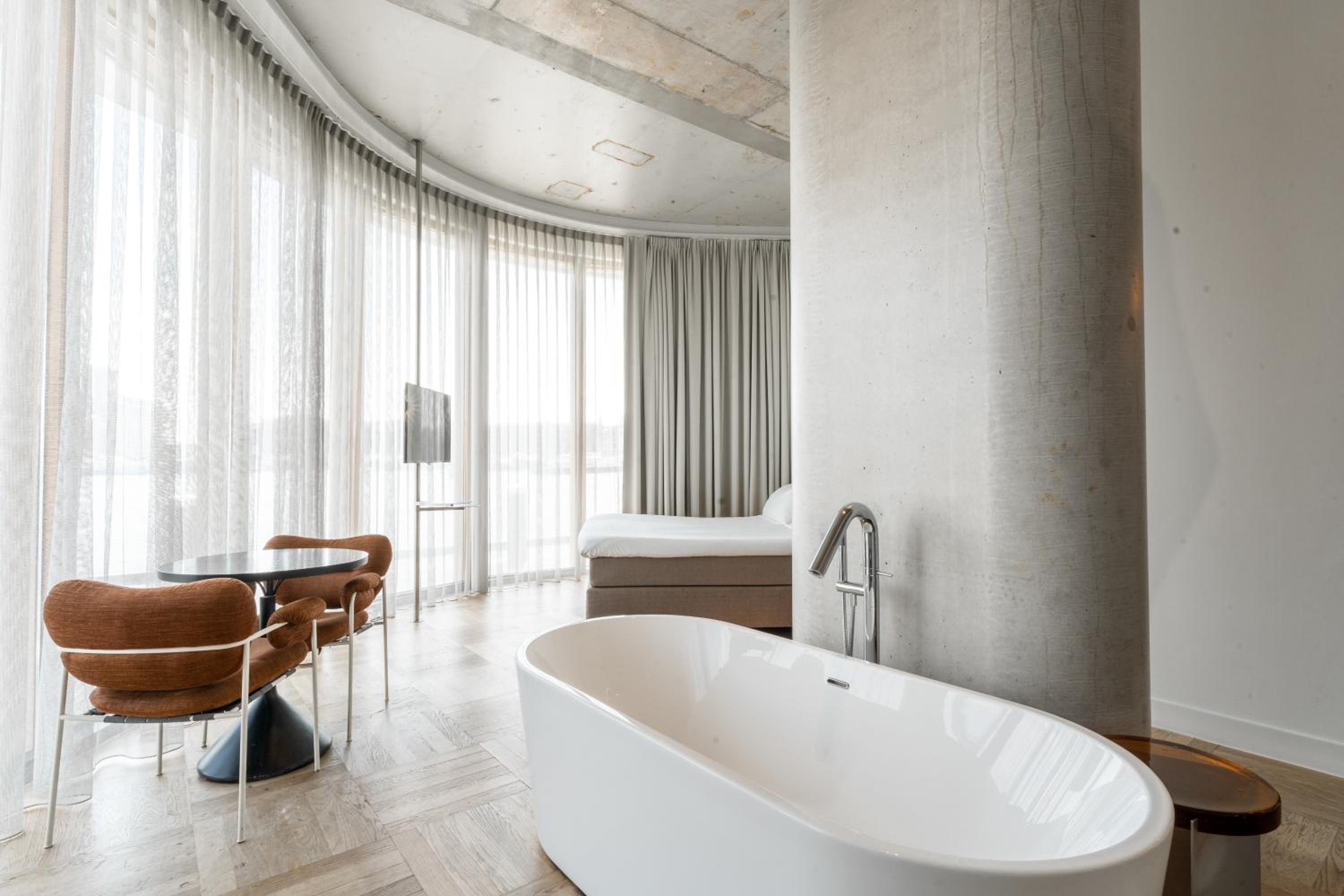 Suite - Riverfront View thumbnail 5