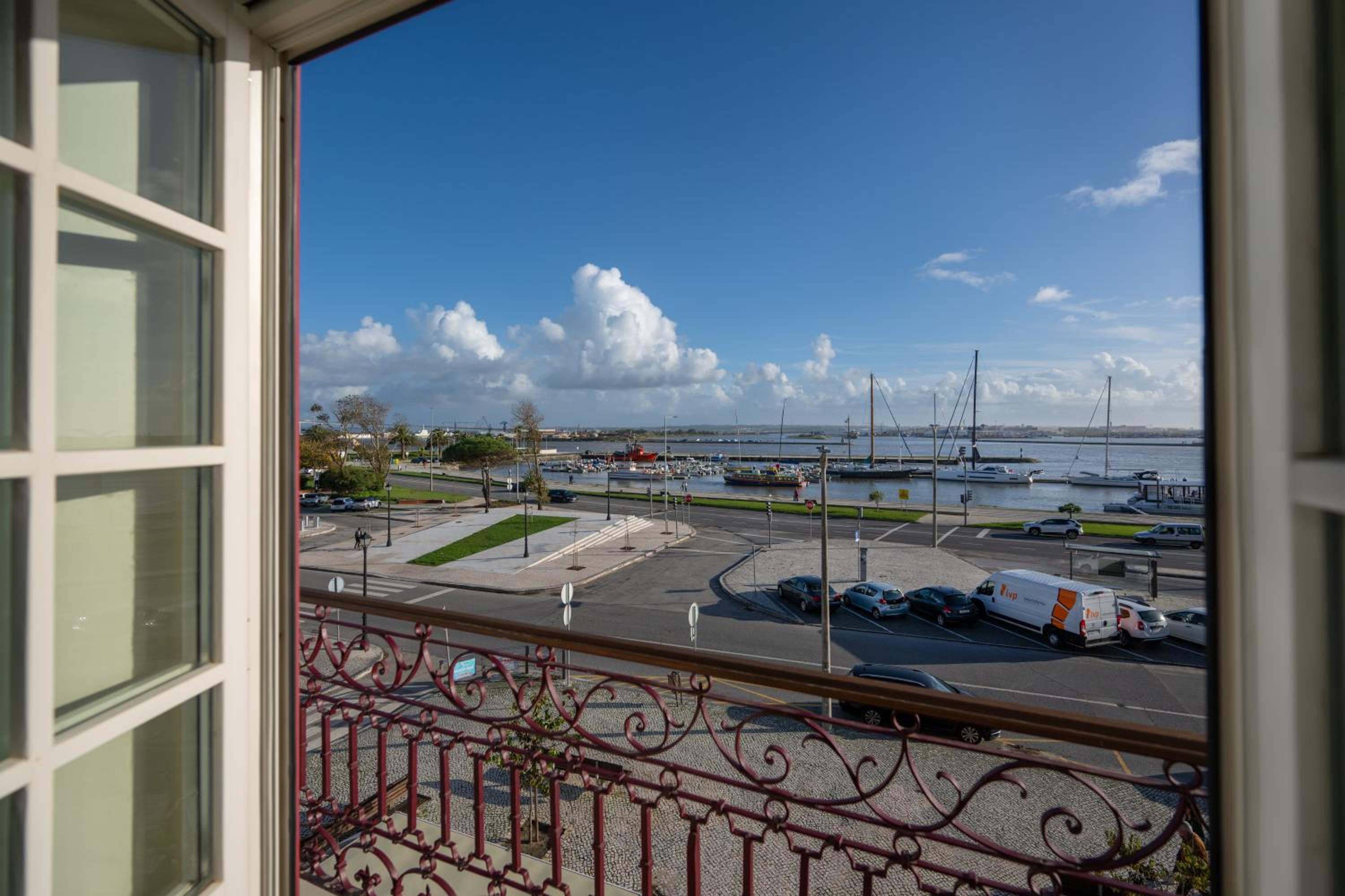 Deluxe Suite with Sea View - Photo 6