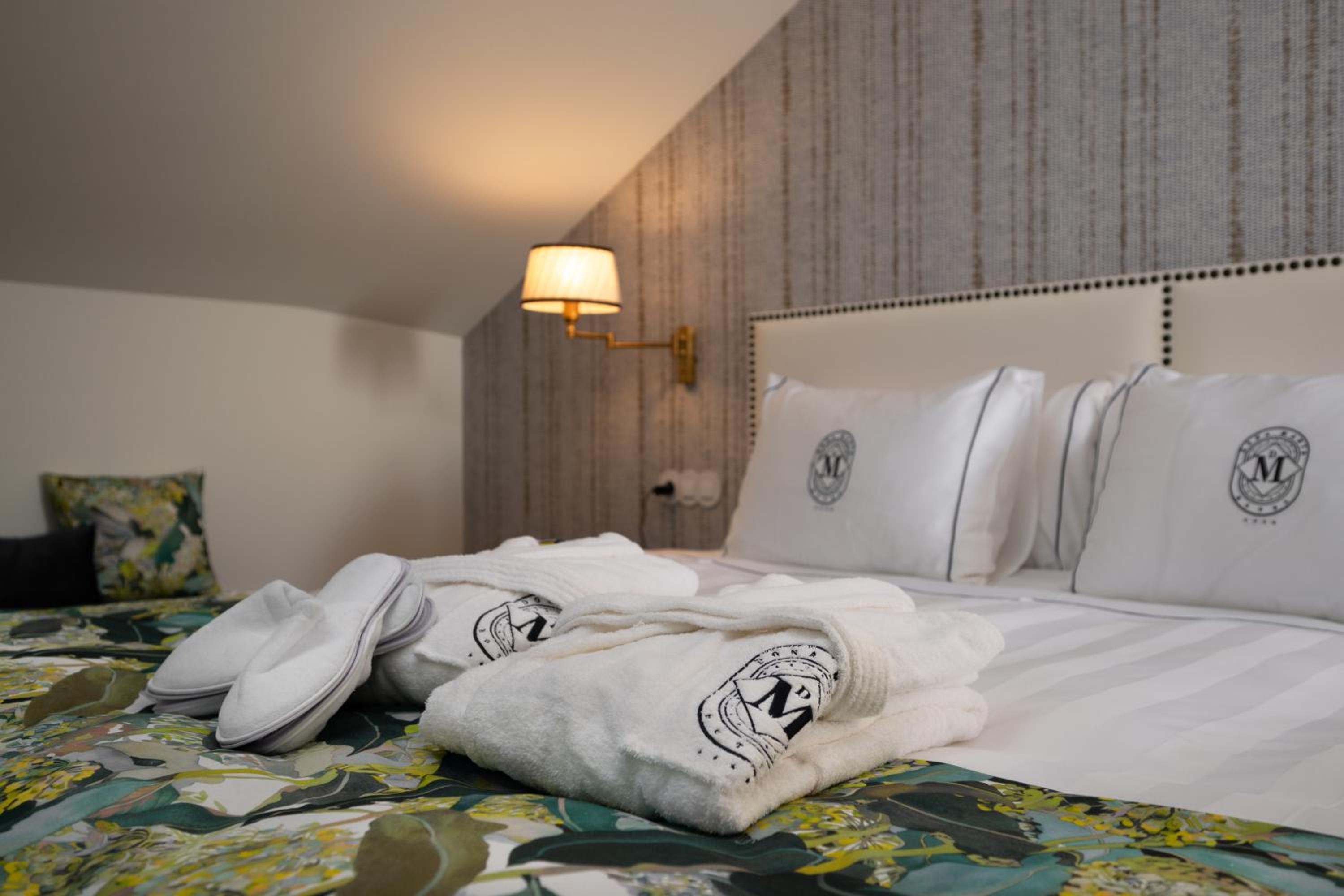 Deluxe Queen Suite - Photo 2