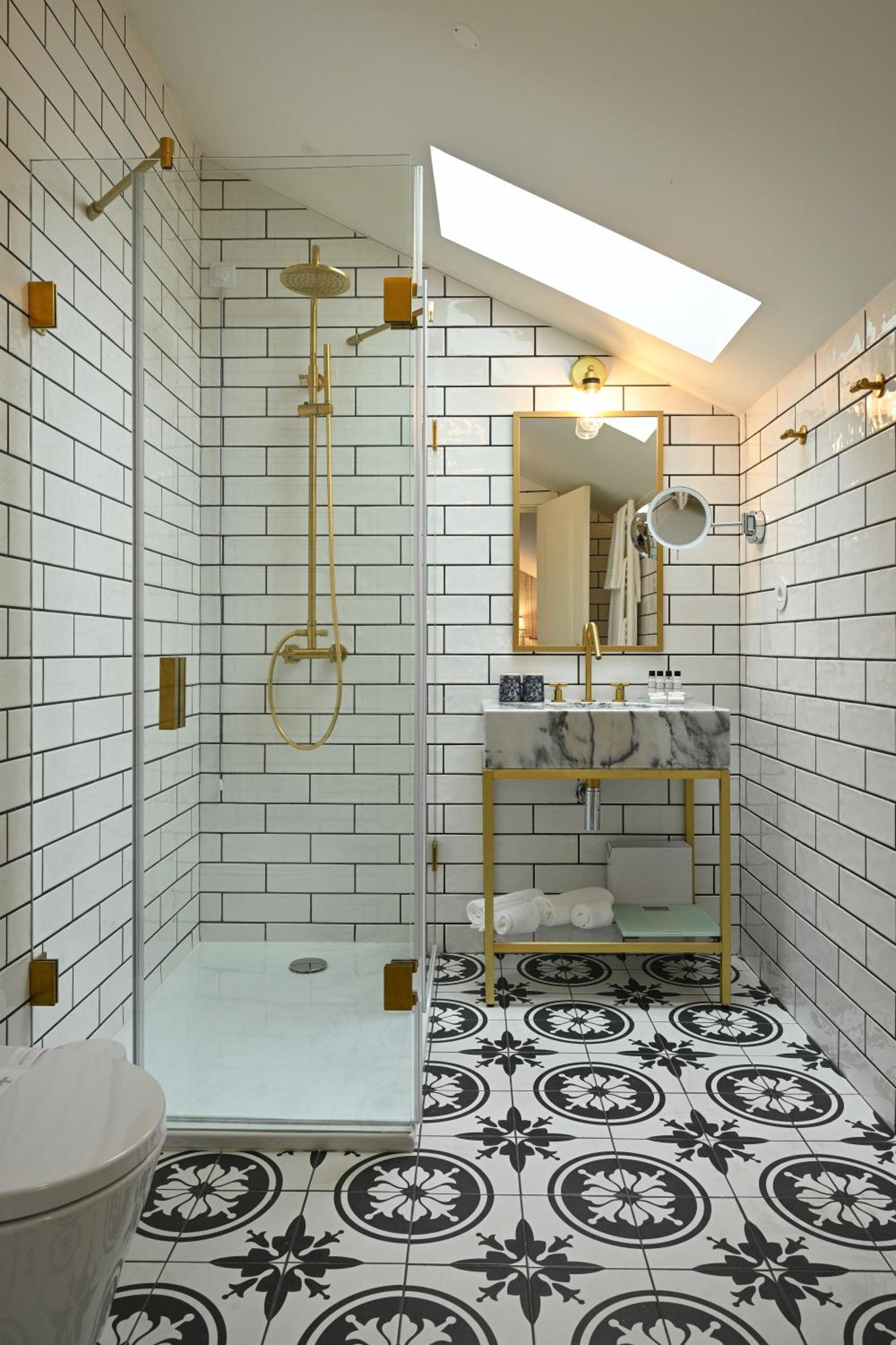 Deluxe Queen Suite - Photo 3