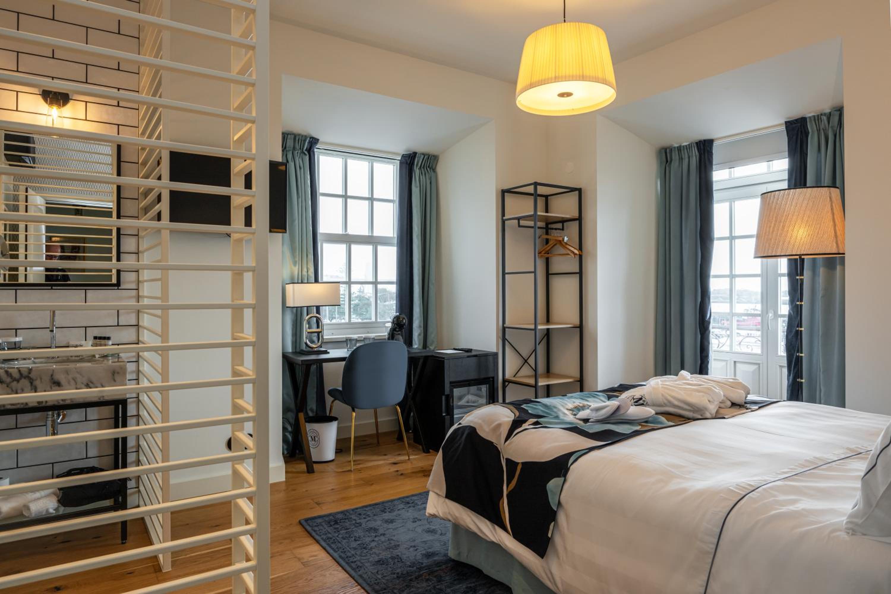 Deluxe Double Room with Sea View - Photo 18