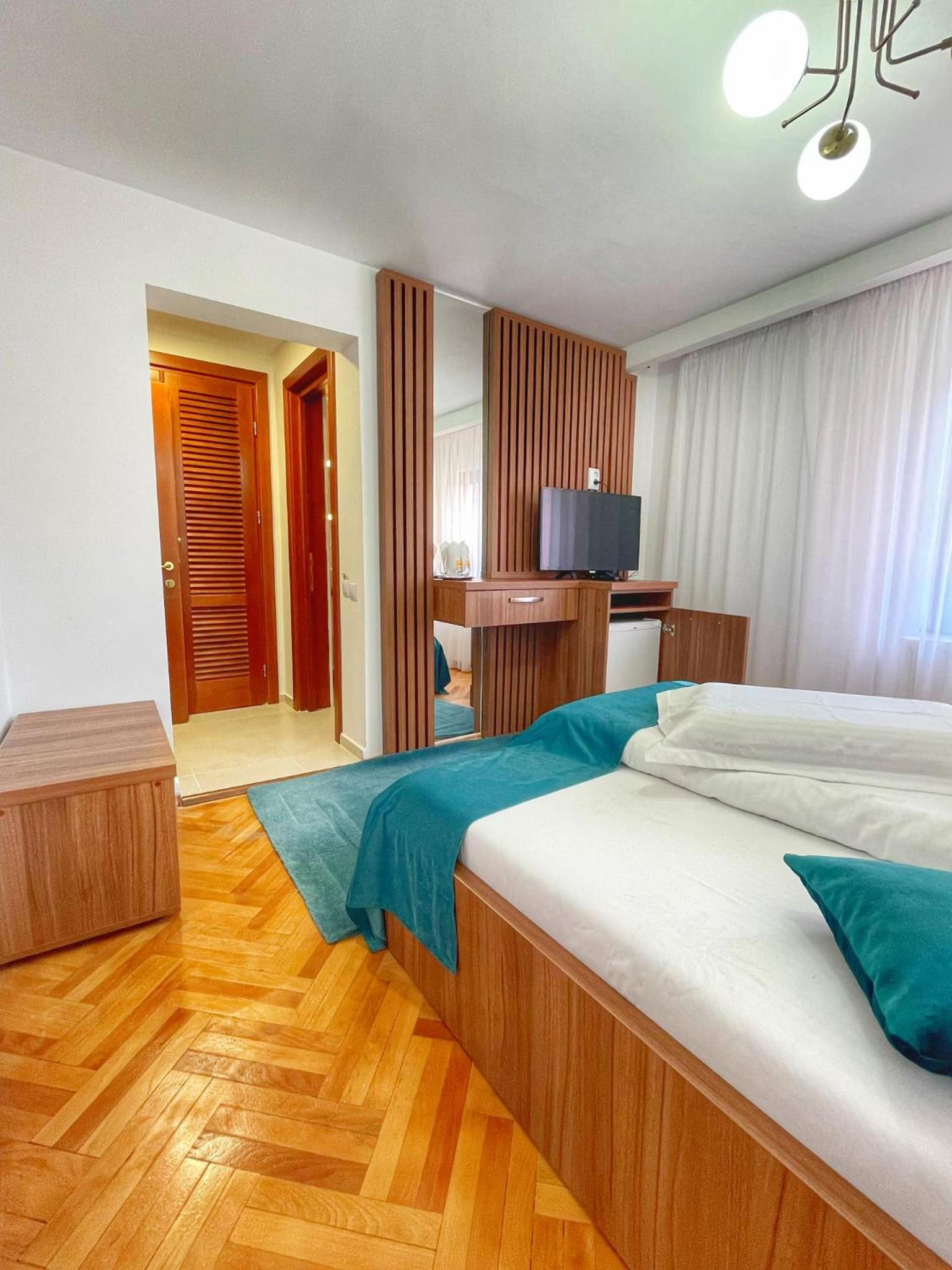 Double Room - Photo 2